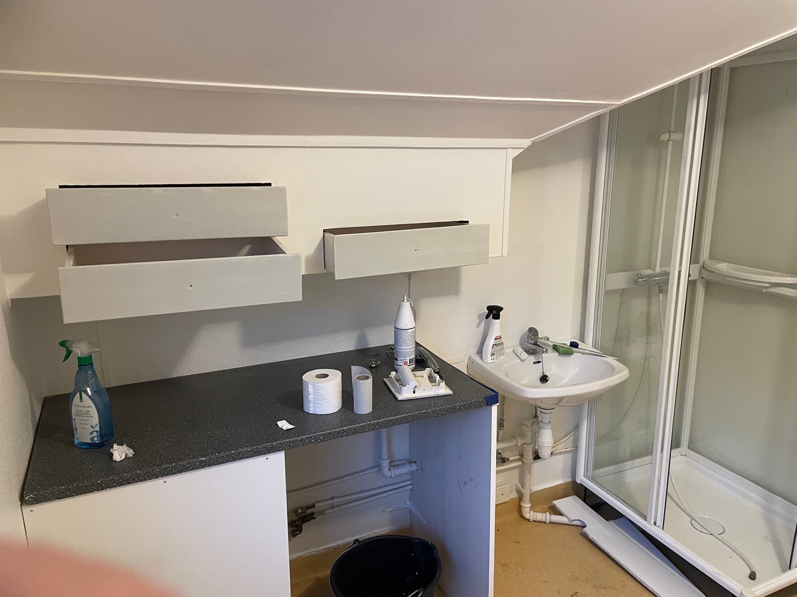 Romslig bad med vaskemaskinplass under benk Enkel standard på bad, men funsjonelt. Galleribilde