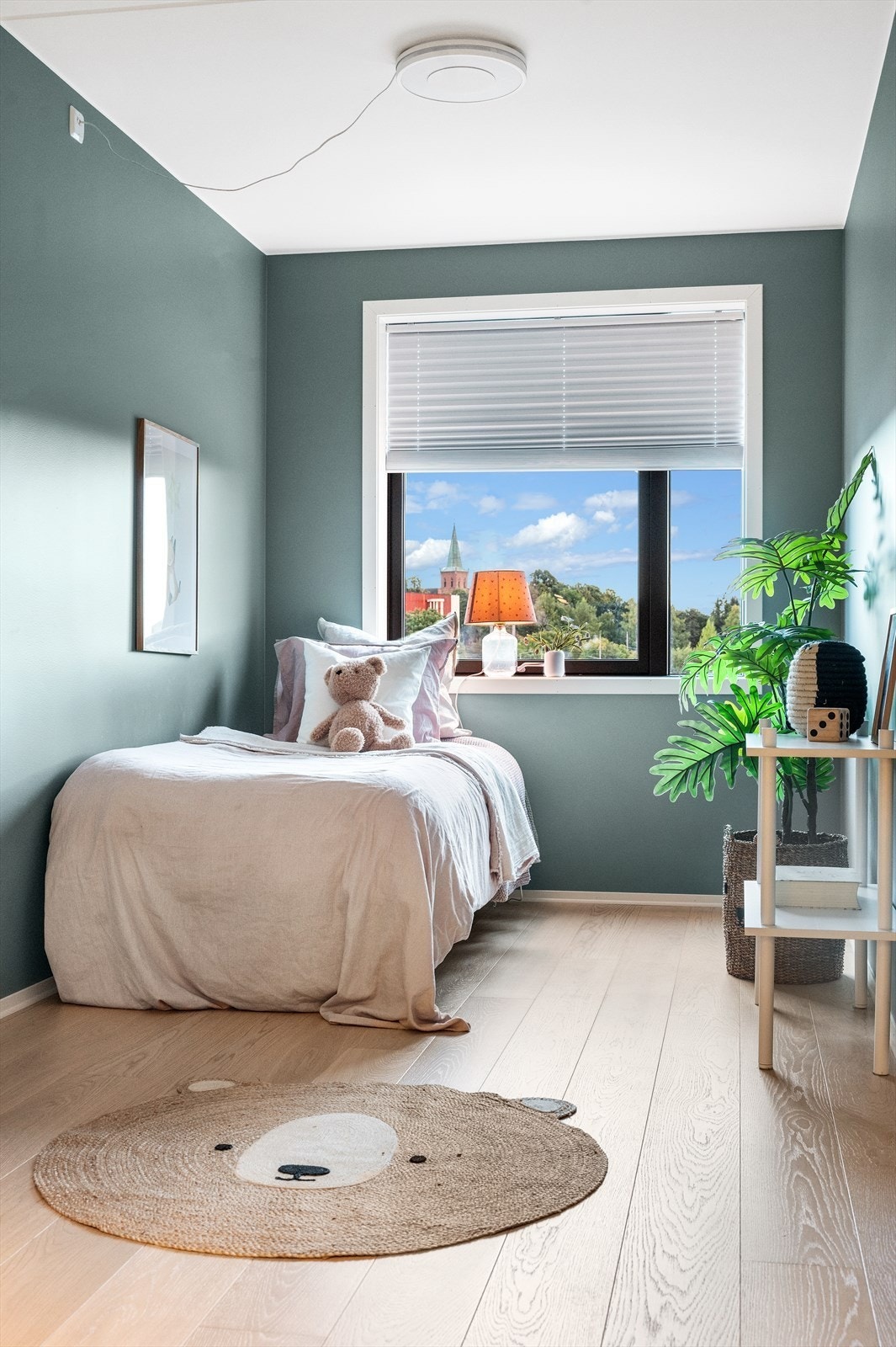 Boligens tredje soverom er også av god størrelse og er således fleksibelt i bruk Galleribilde