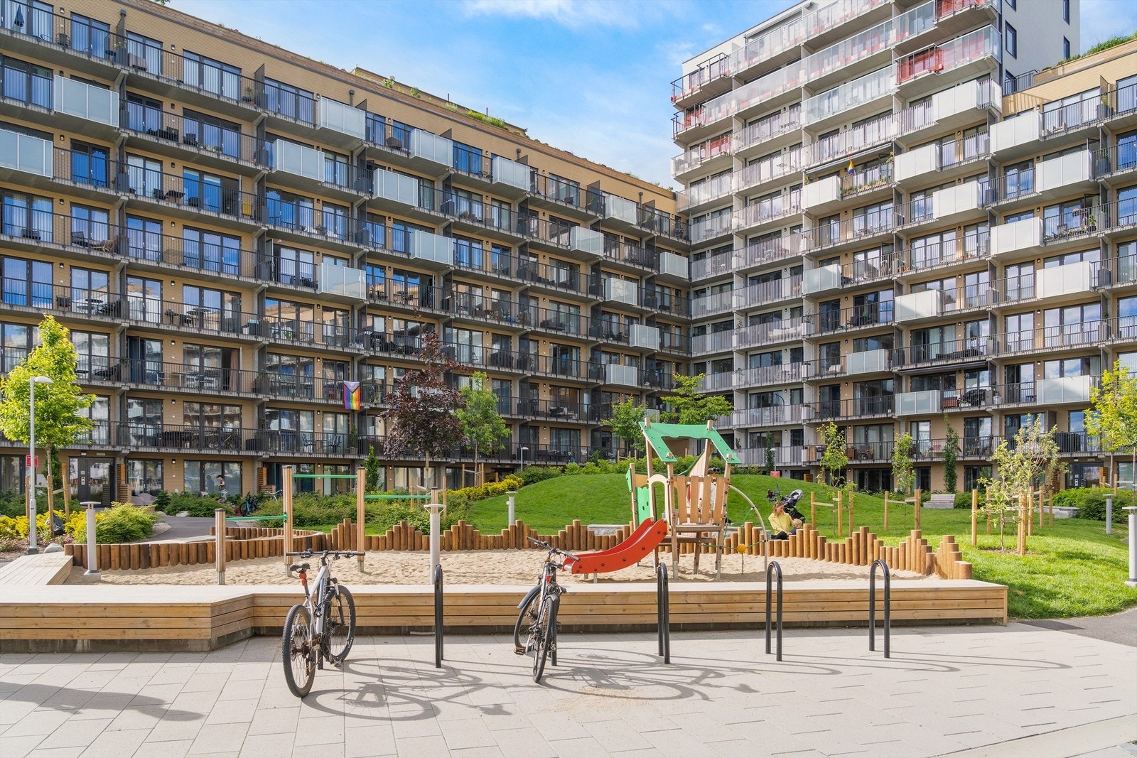 I fellesområdene er det også flere lekeapparater for barna Galleribilde