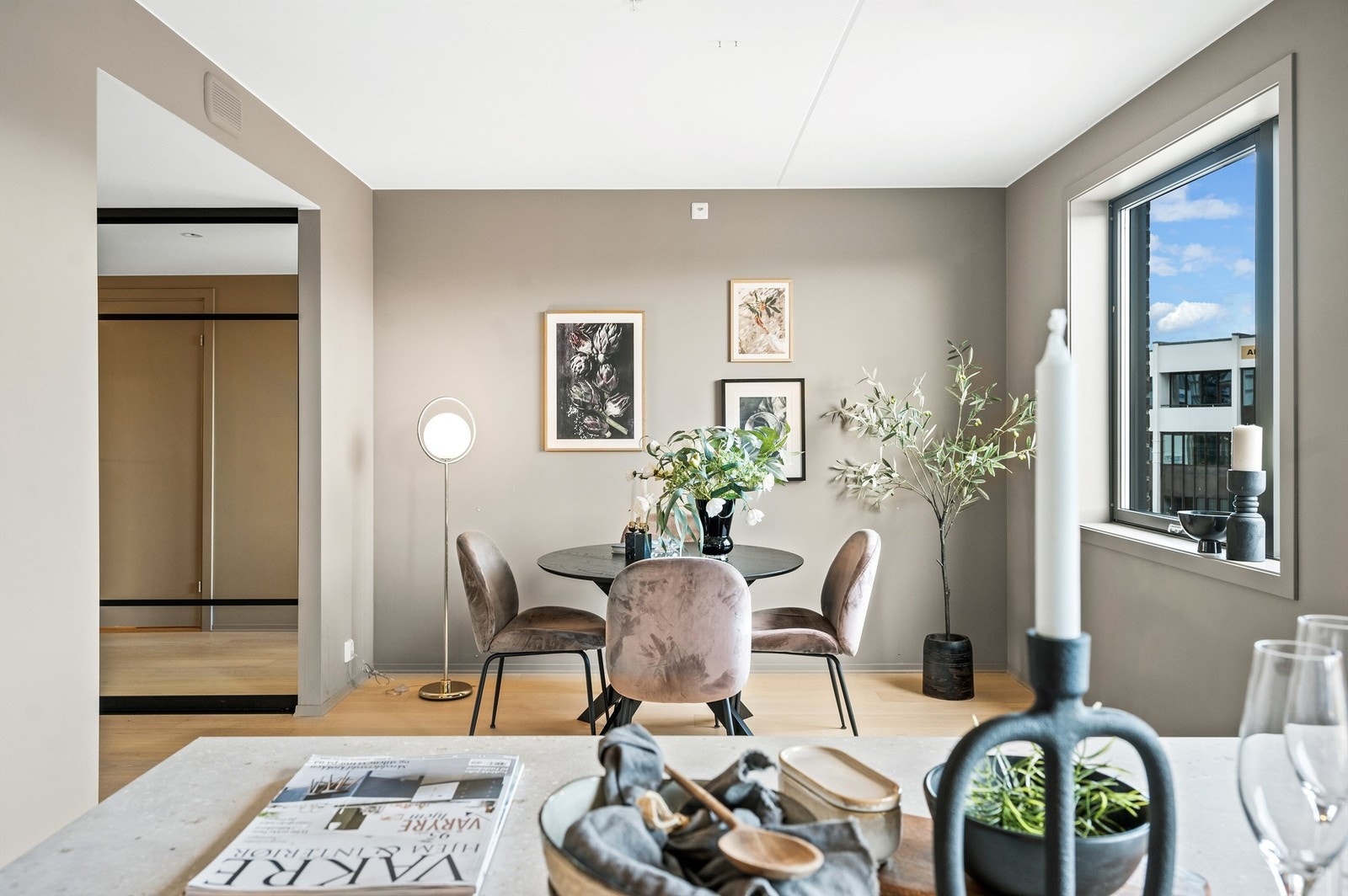 God plass til romslig spisegruppe, her kan du invitere storfamilien på middag uten å bekymre deg for plassmangel! Galleribilde