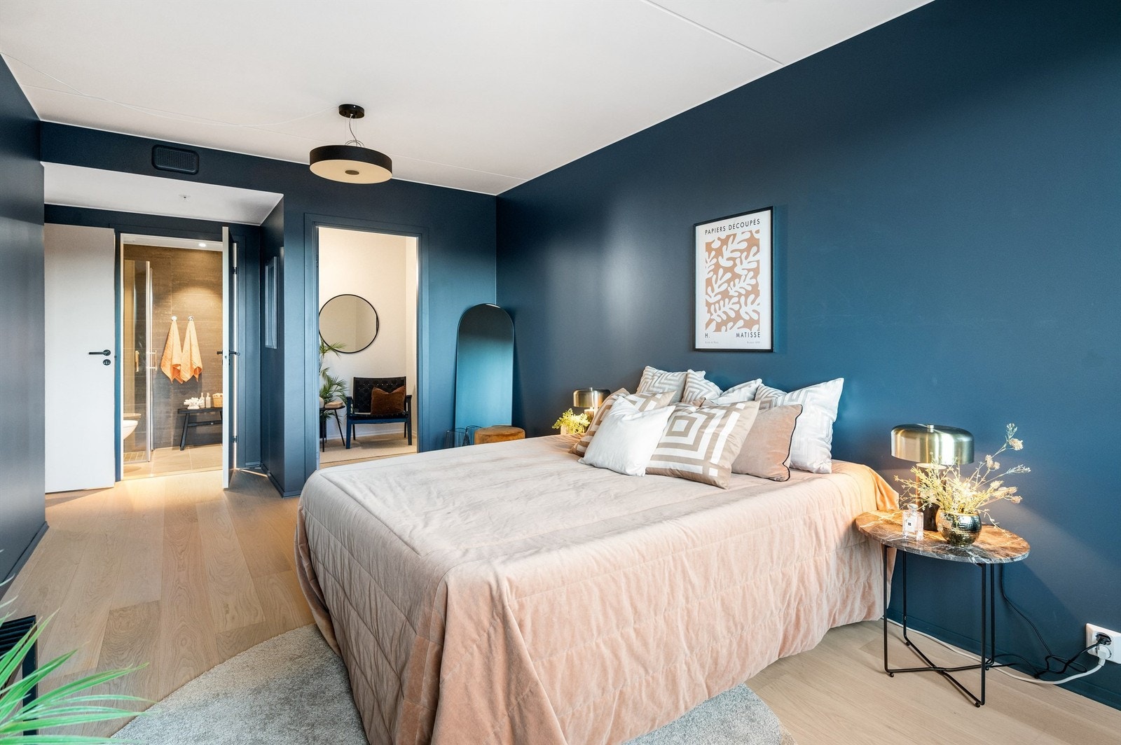 Direkte tilgang til privat baderom og romslig omkledningsrom - her får du en skikkelig hotellfølelse hver dag! Galleribilde