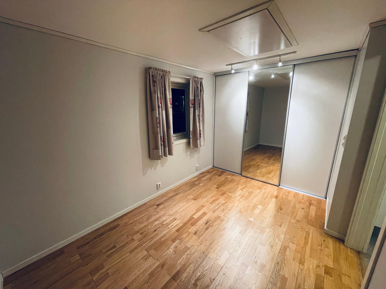 Walk-in-closet 1. etasje Galleribilde