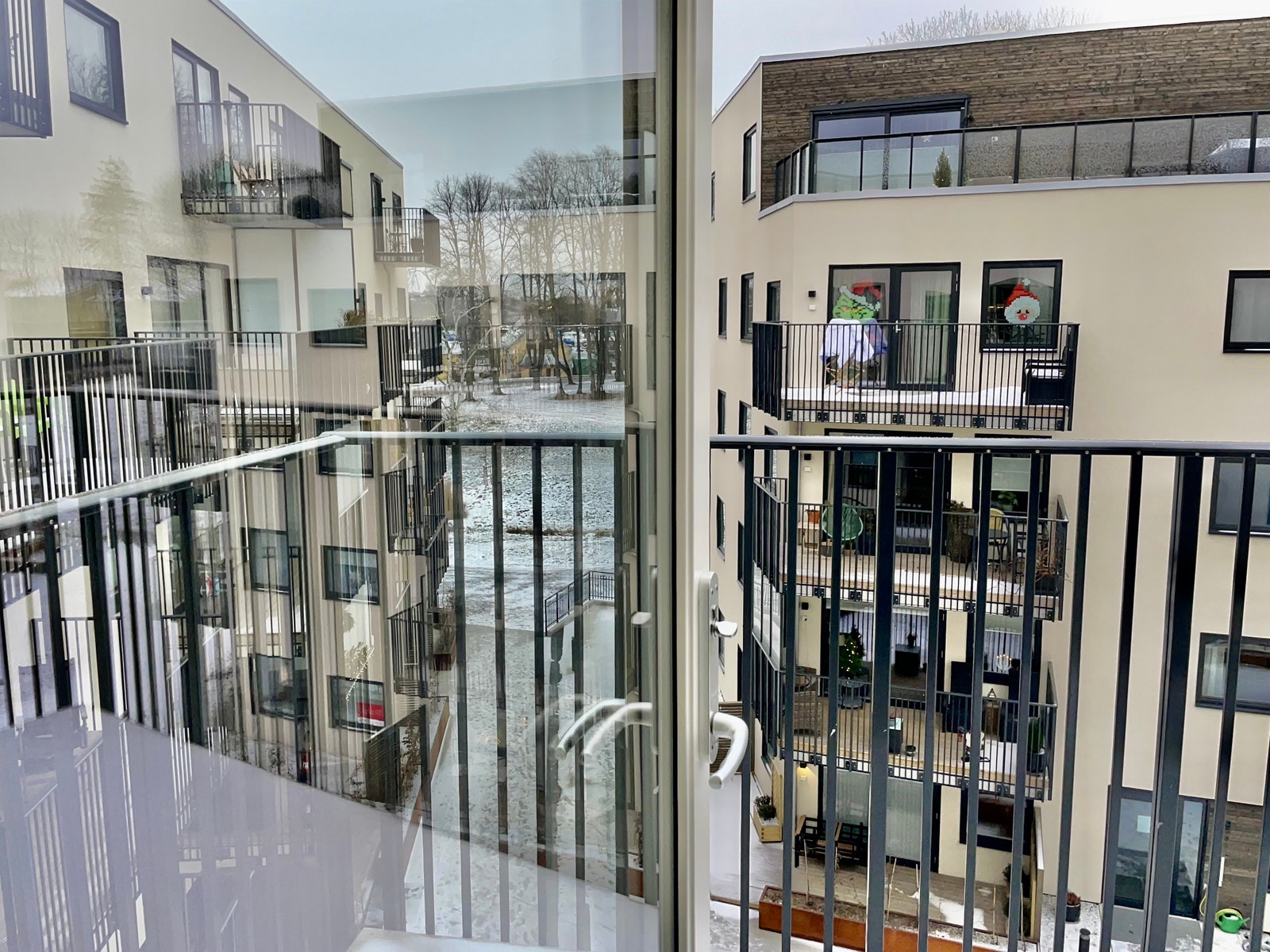 Stor balkong med lys og stikkontakt Galleribilde