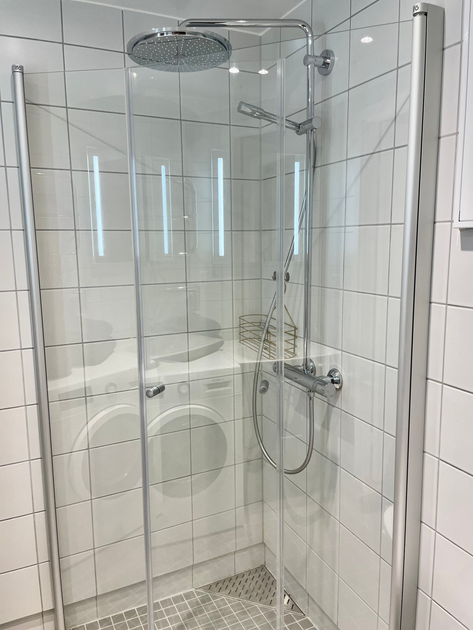 Dush med fossefall Galleribilde