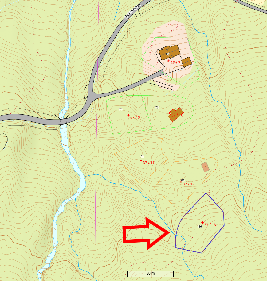 Tomten ligger øverst i feltet. Galleribilde