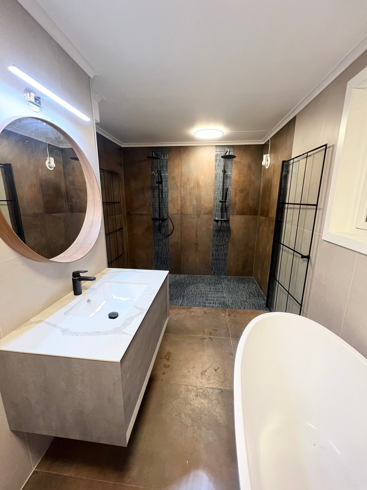 Stort bad med dobbel dusj Galleribilde