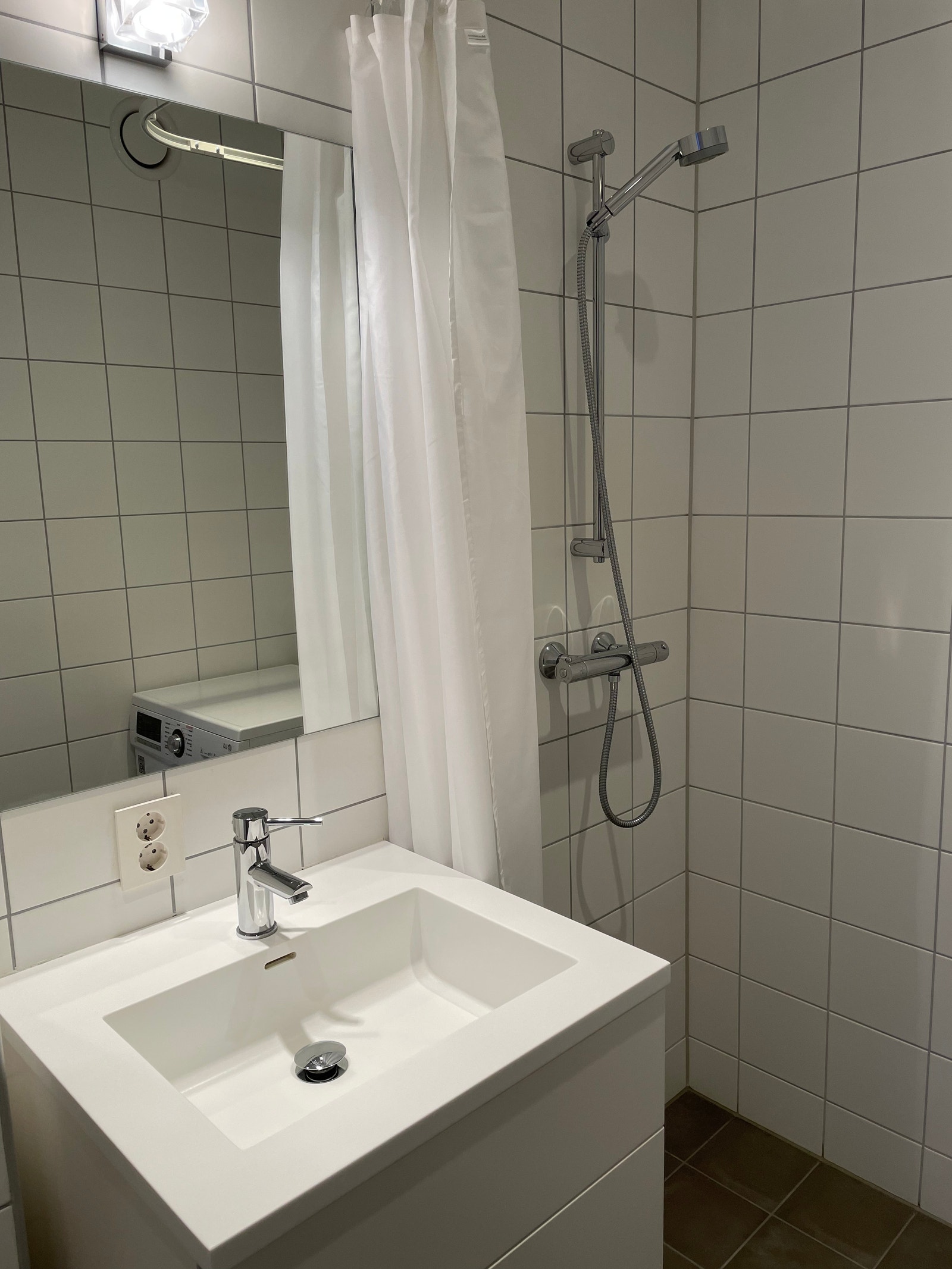 Bad med dusj og vaskemaskin Galleribilde