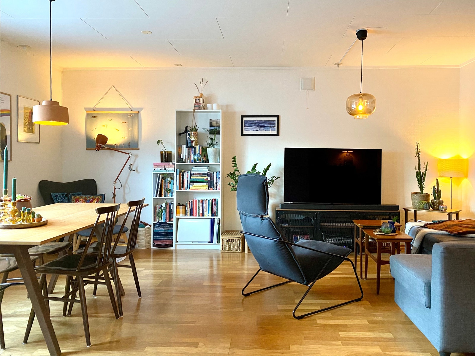 Romslig stue med plass til både sofa og spisestue. Varmekabler i gulv, samt en panelovn. Galleribilde