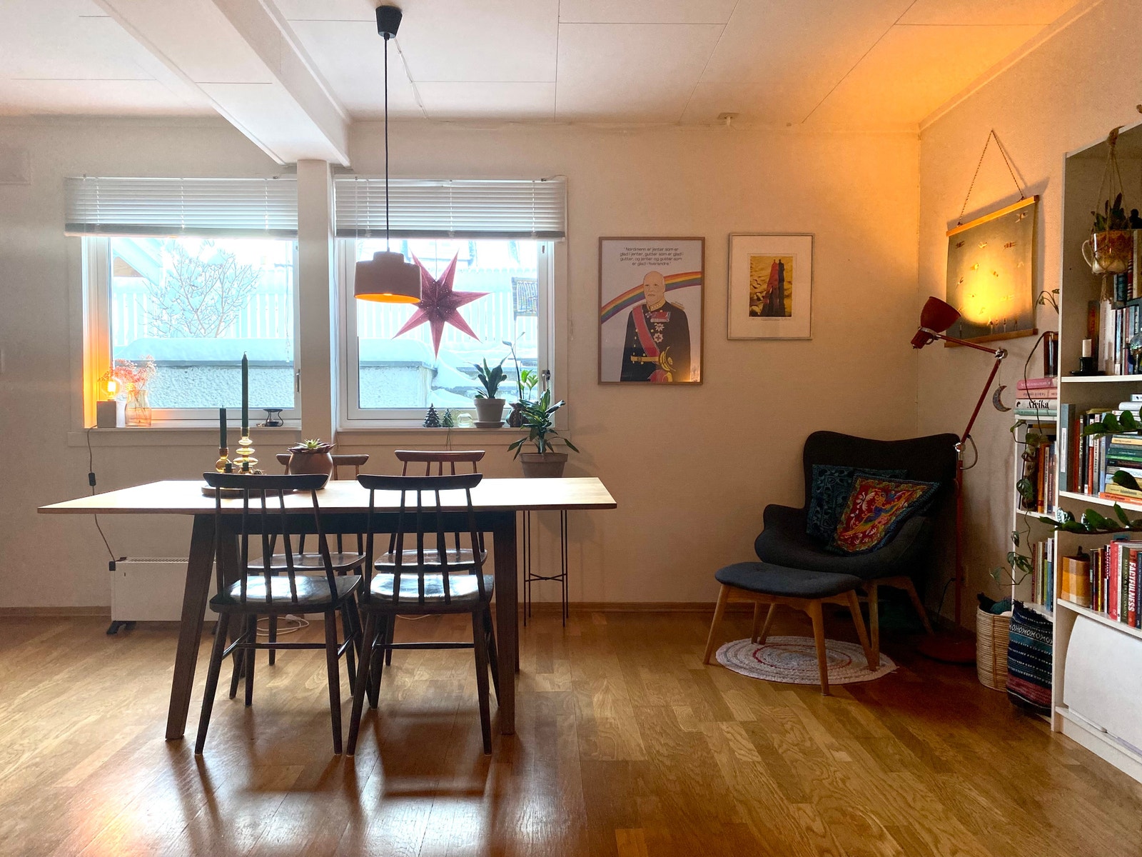 To store vinduer i stuen gir godt med lys. Galleribilde