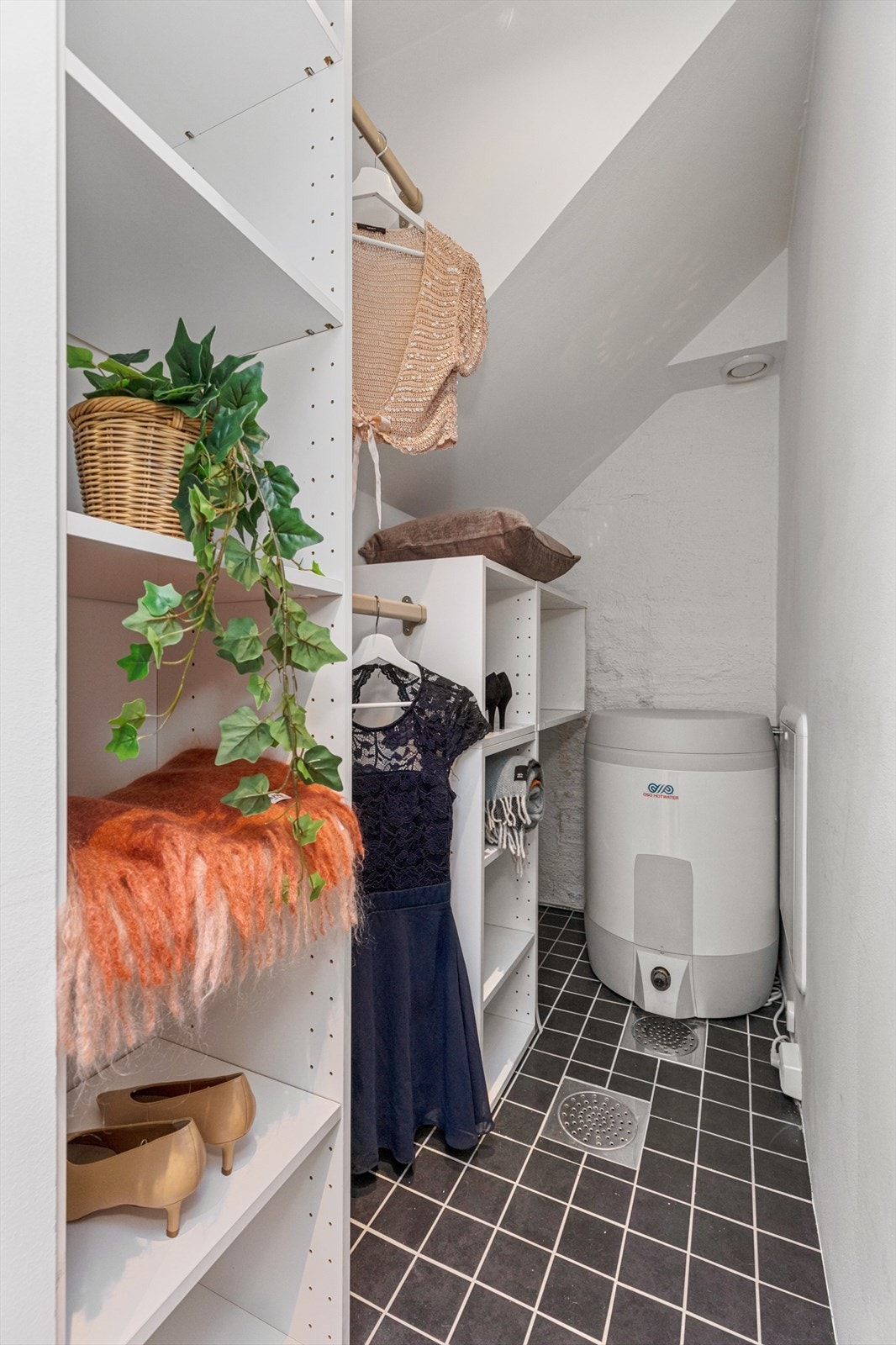 En walk-in garderobe med god plass Galleribilde