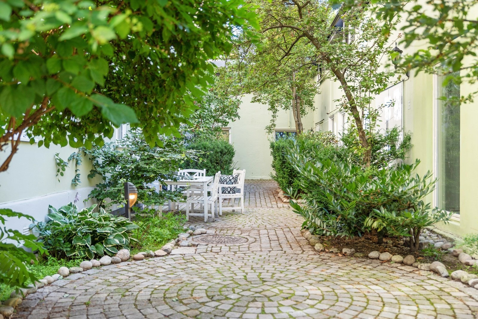 sjarmerende bakgård Galleribilde