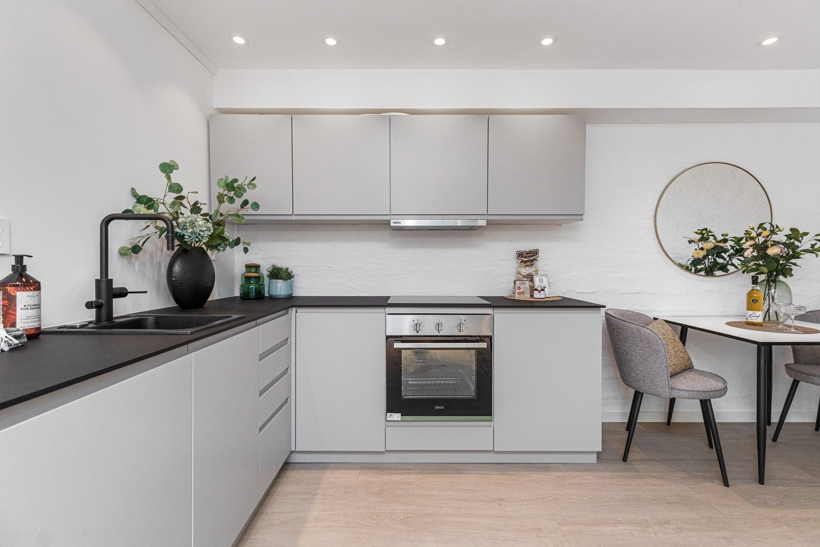 Nytt kjøkken fra Kvikk med integrertre hvitevarer og oppvaskmaskin Galleribilde