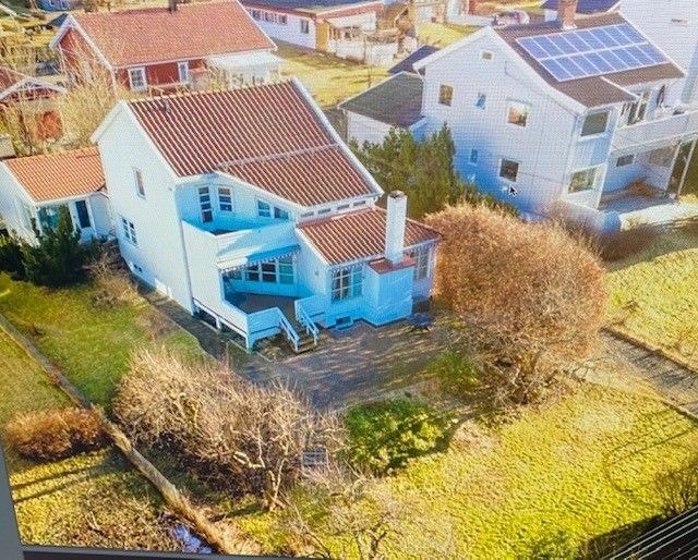 Hus sommer med stor hage Galleribilde