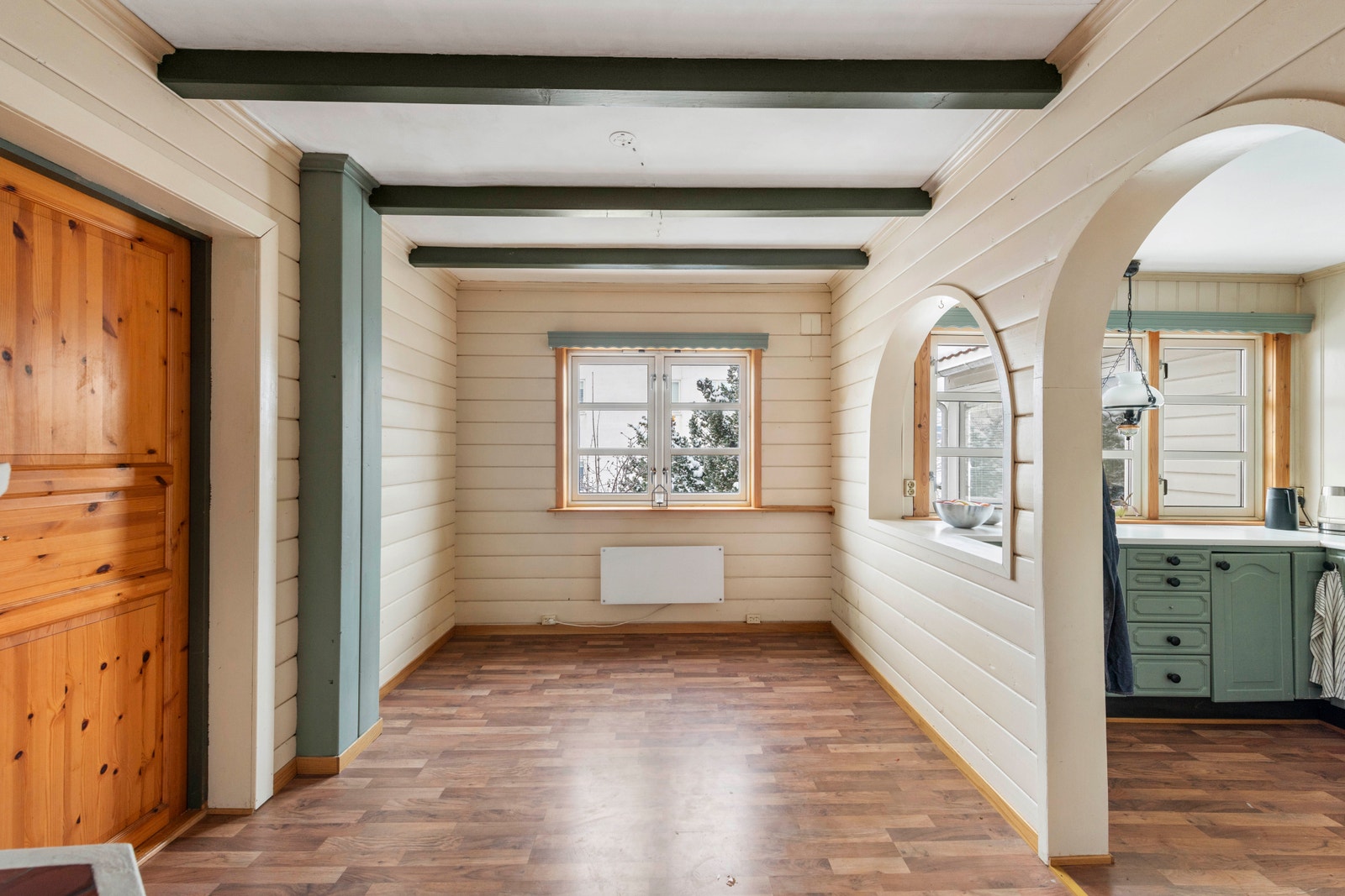 Rom mellom stue og kjøkken (1 Etasje) Med egen peis (Peis nummer 3 i huset som er i fungerende stand. Galleribilde