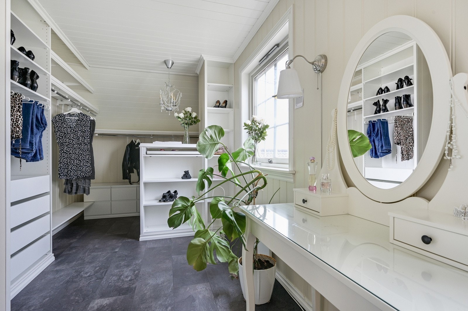 Stor walking closet ved hoved soveroom Galleribilde