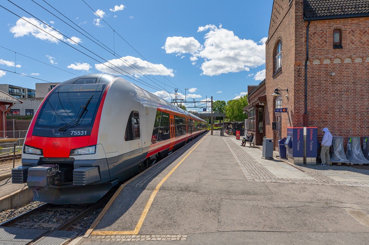 Fra tomten er det kun 8 minutter å gå til Jessheim stasjon Galleribilde