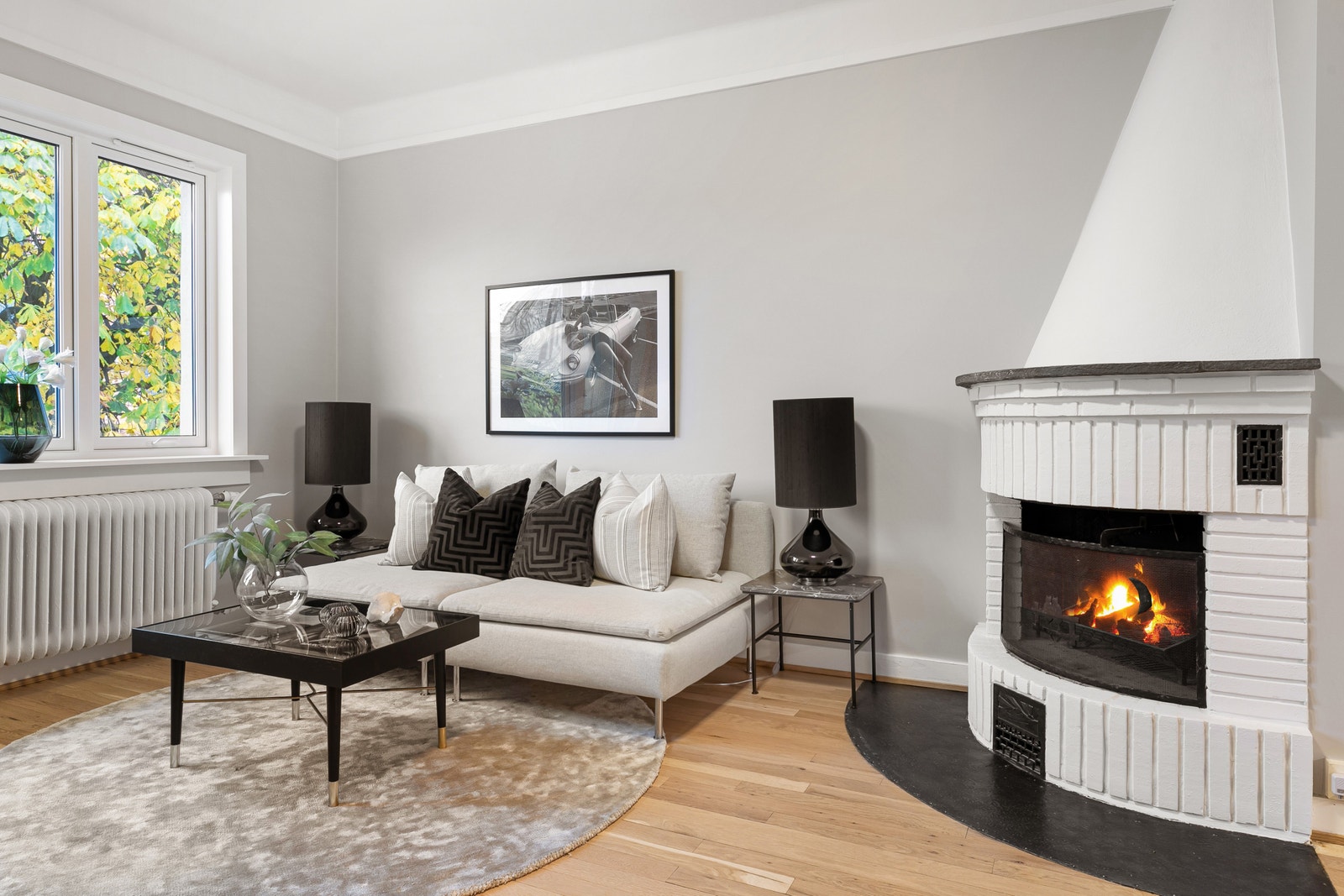 Koselig stue med peis og utgang til balkong Galleribilde