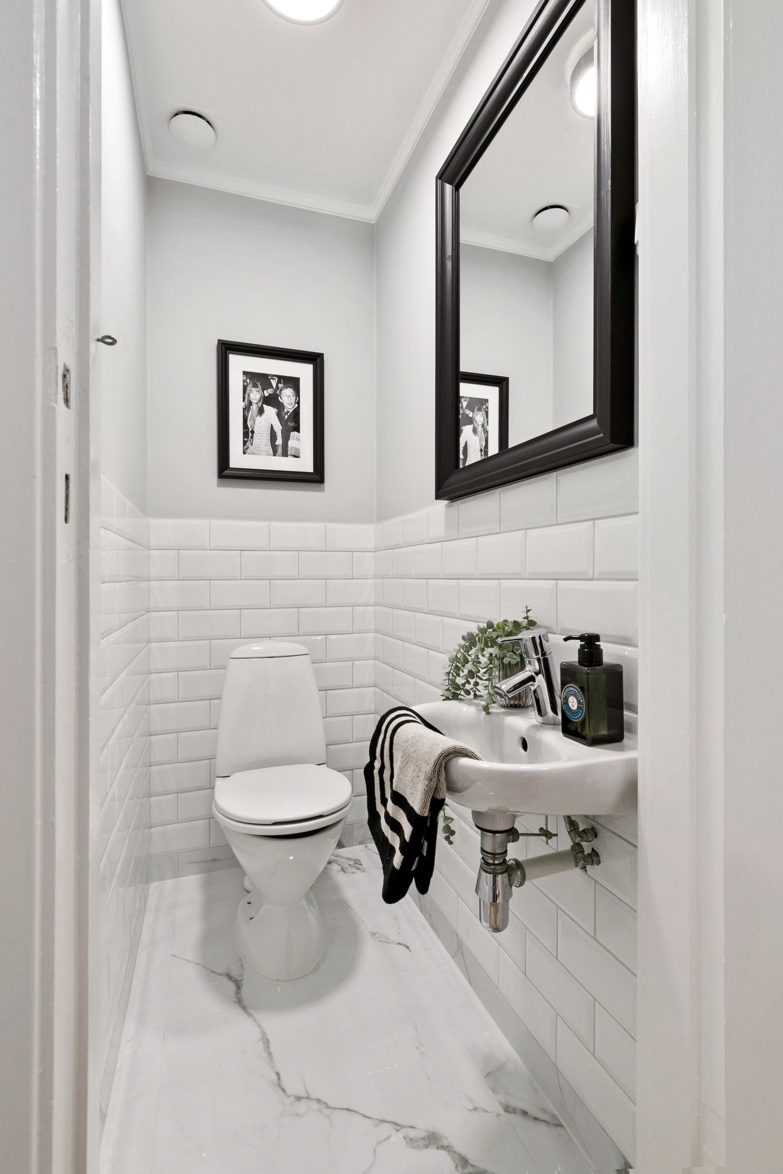 Delikat toalett med marmorfliser på gulvet Galleribilde