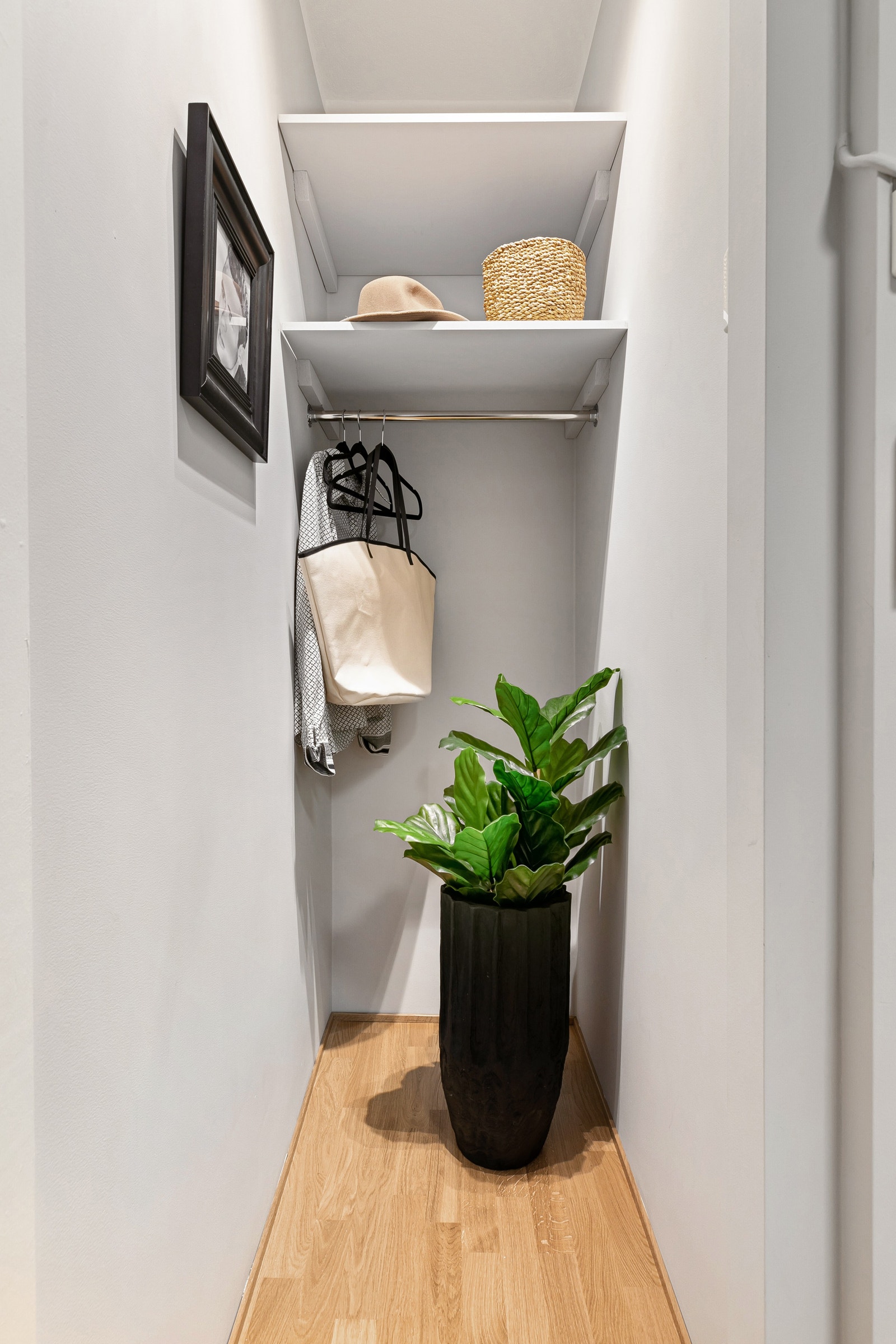 Praktisk åpent kott i gangen Galleribilde