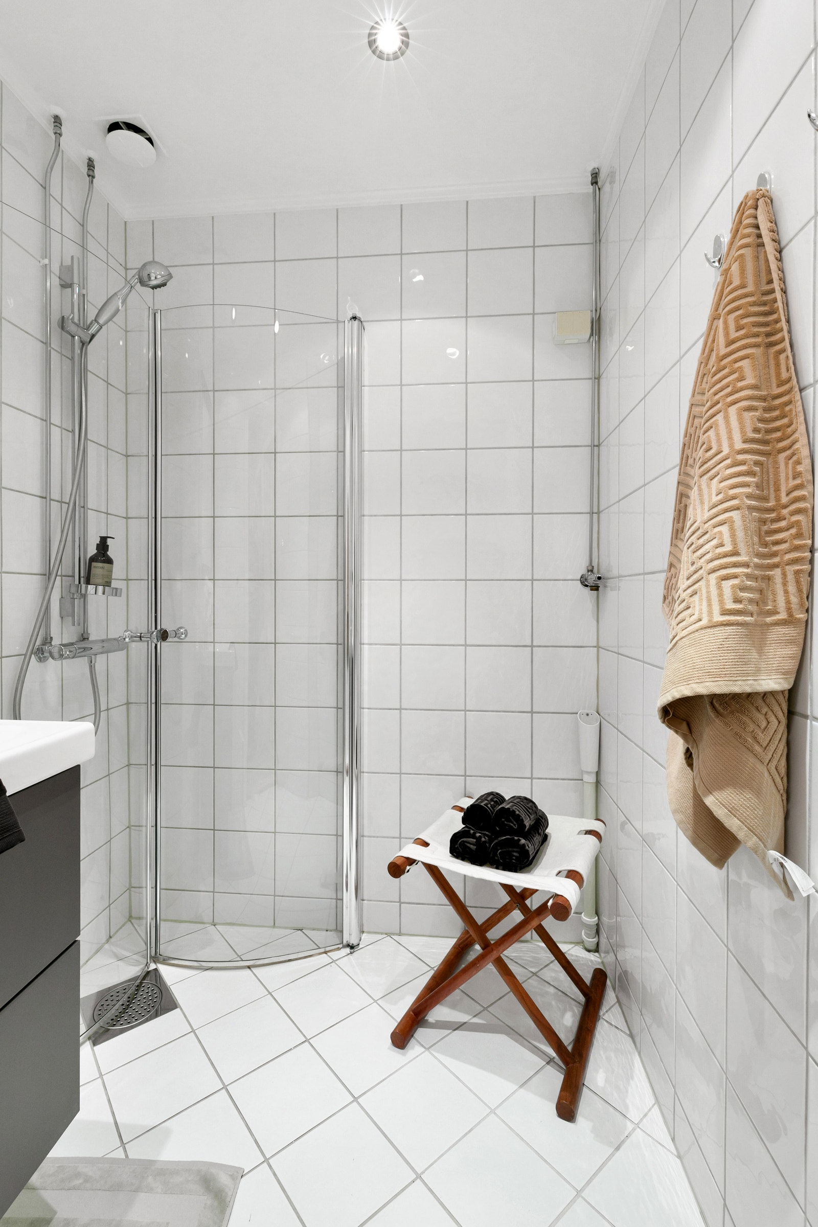 Badet har plass og opplegg til vaskemaskin om ønskelig, tidligere leietager brukte kun fellesvaskeriet Galleribilde