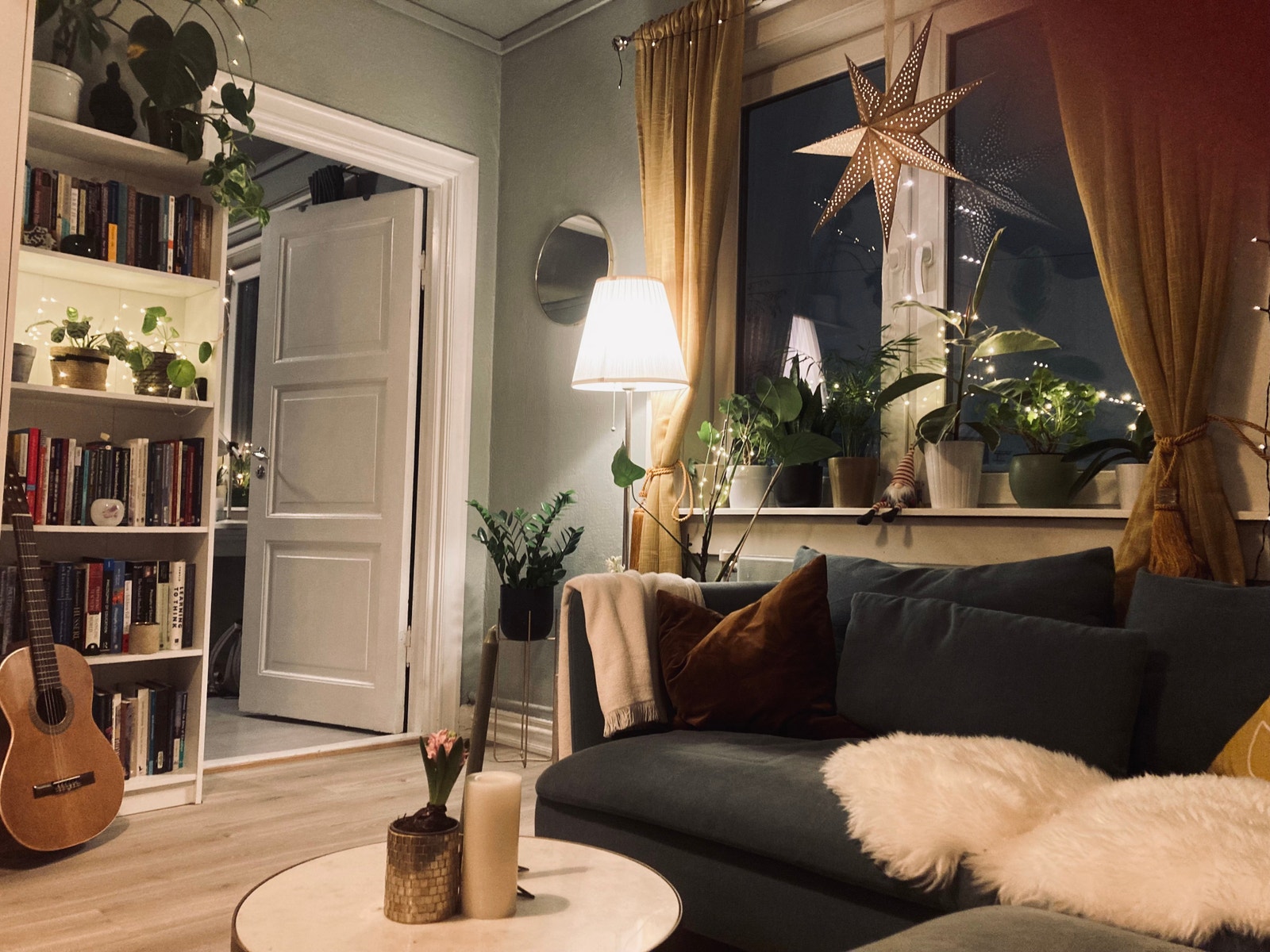 the living room with Christmas lights on. Galleribilde