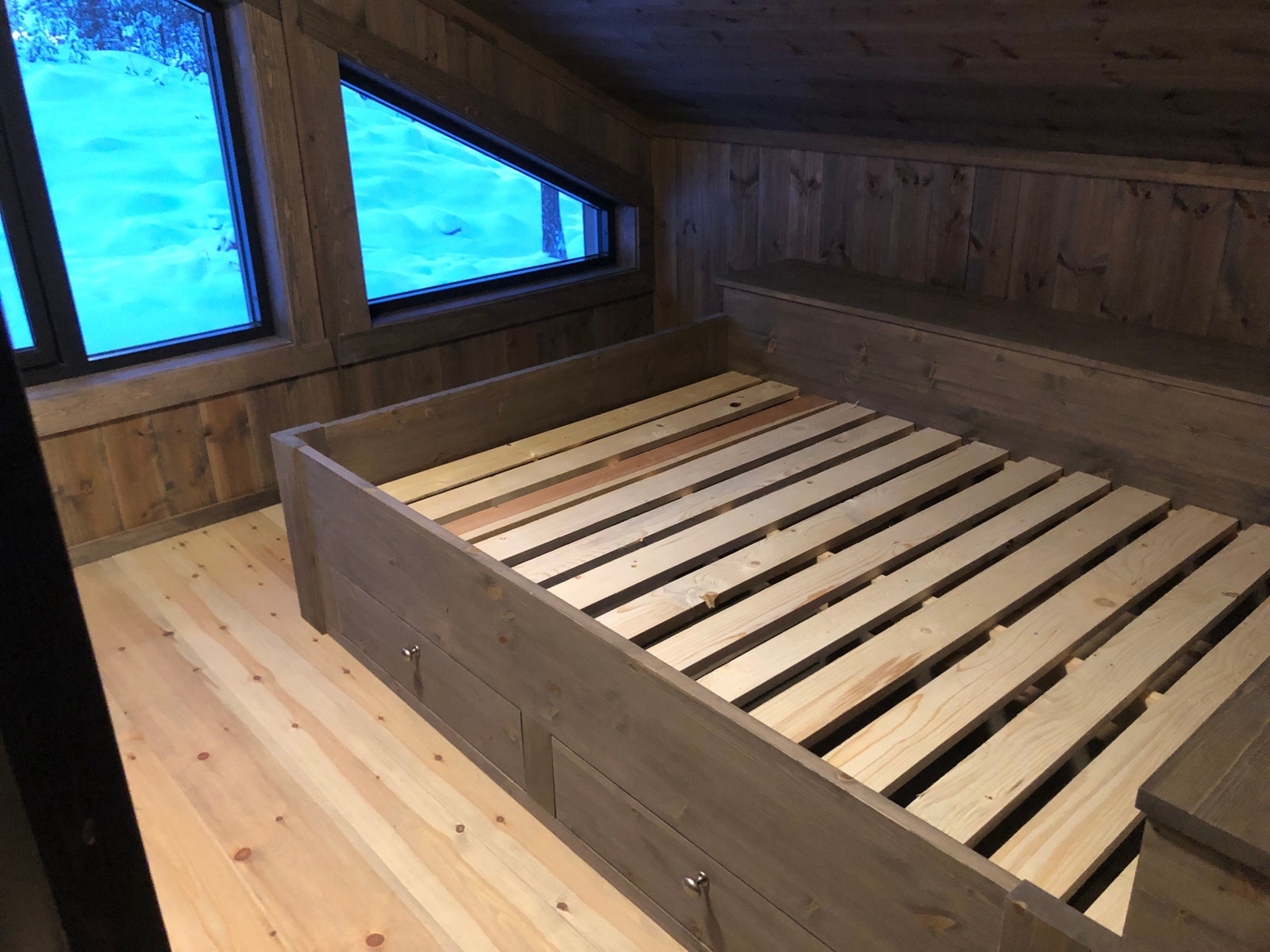 Begge soverommene like, men speilvendte. Ca 90 cm høy knevegg. 1 stk åpningsvindu. Galleribilde