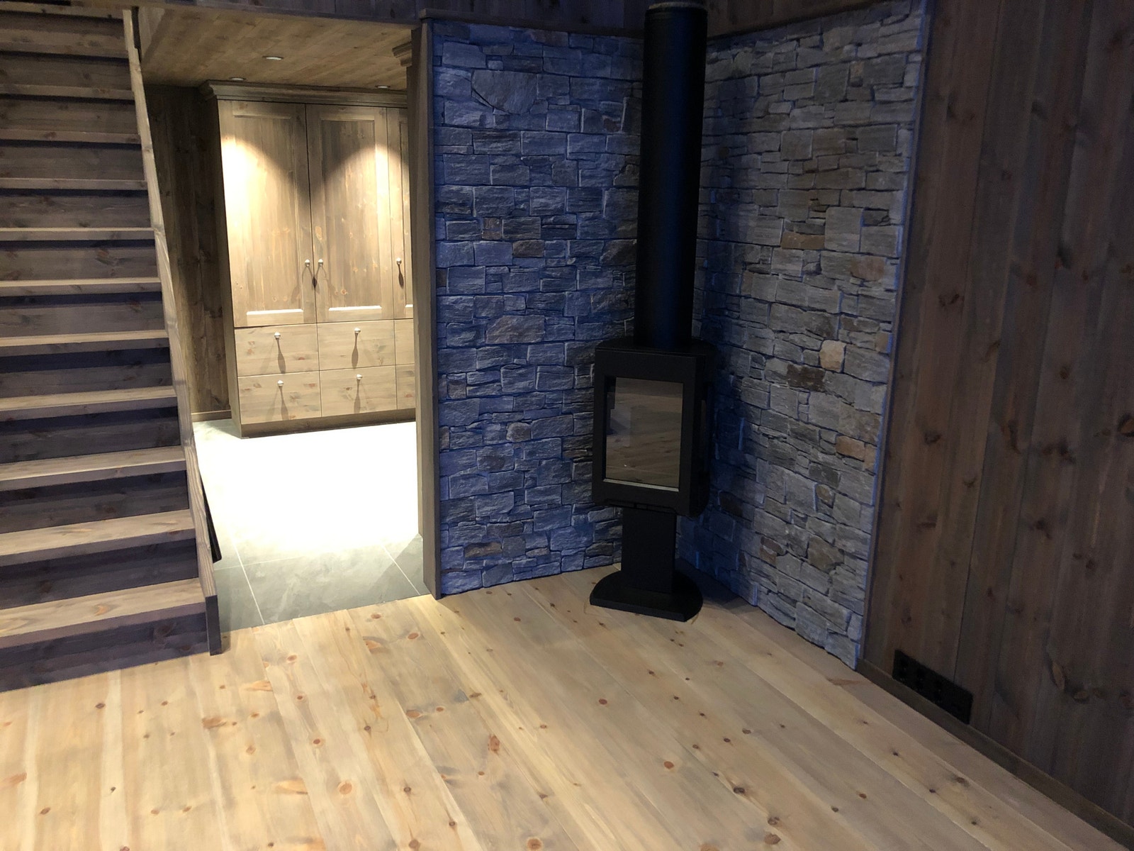 Kort avstand mellom entré og stue. Vannskap og bereder innebygget under trappa. Galleribilde