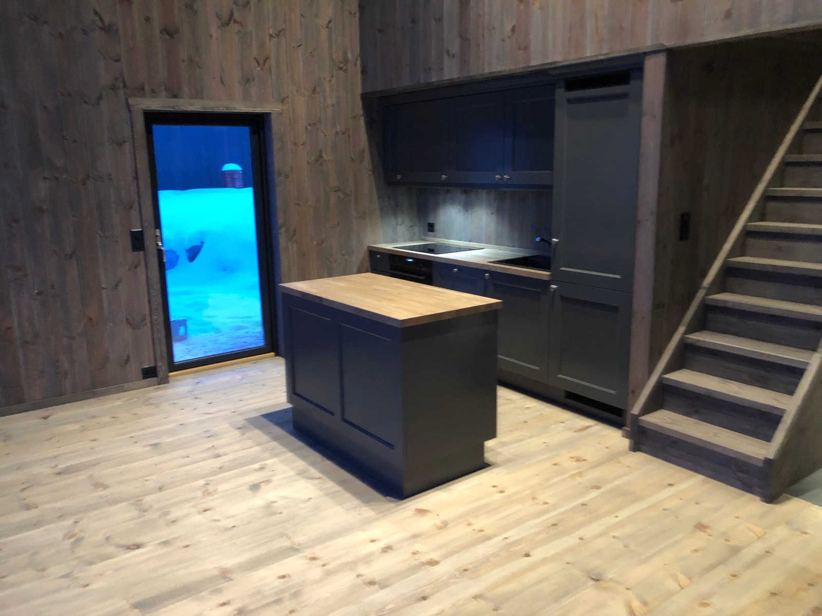 Terrassedør rett ut til delvis overbygget terrasse. Galleribilde