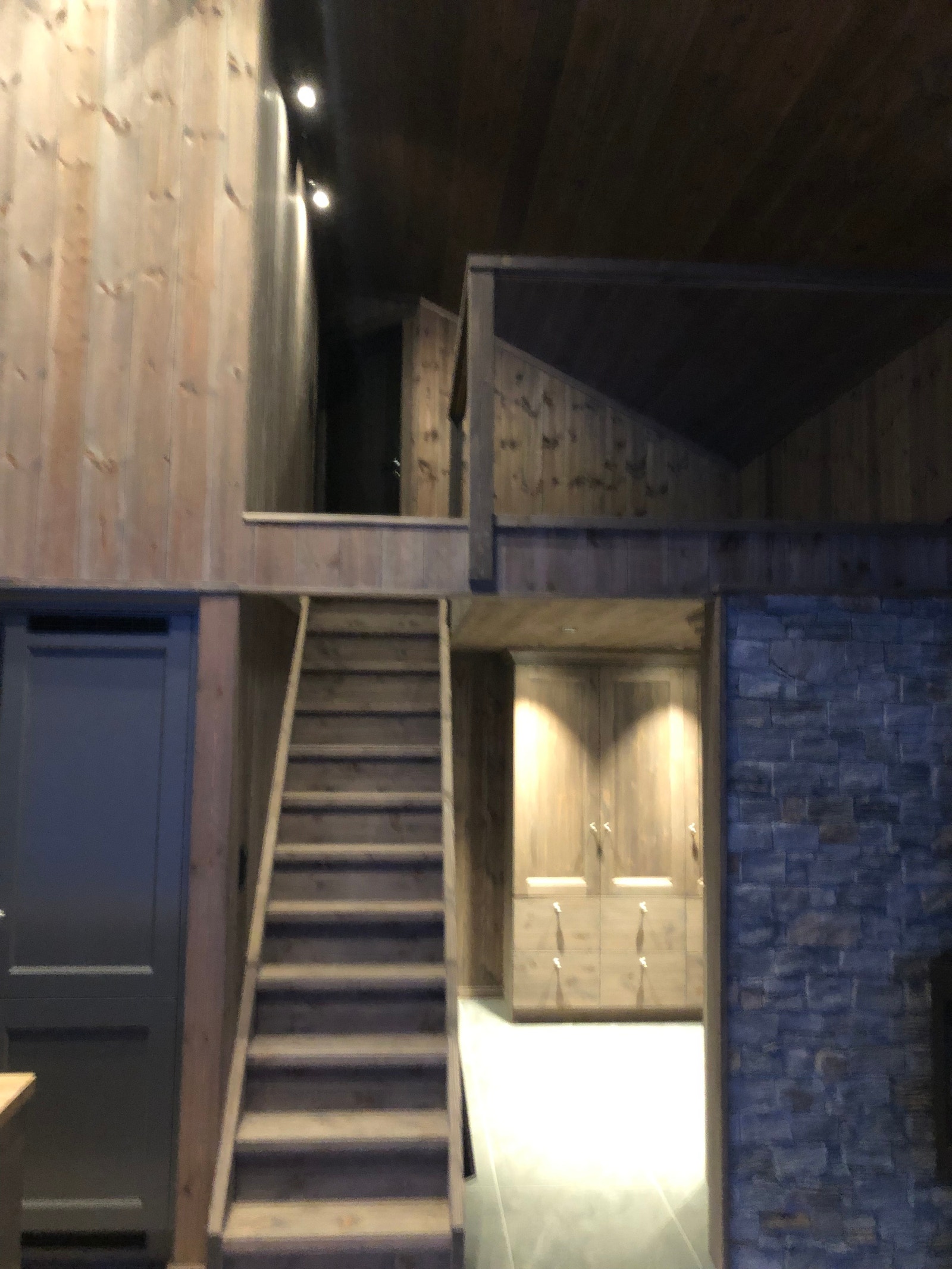 Trapp opp til hemsen, med skuffer i de 3 nederste trinna Galleribilde