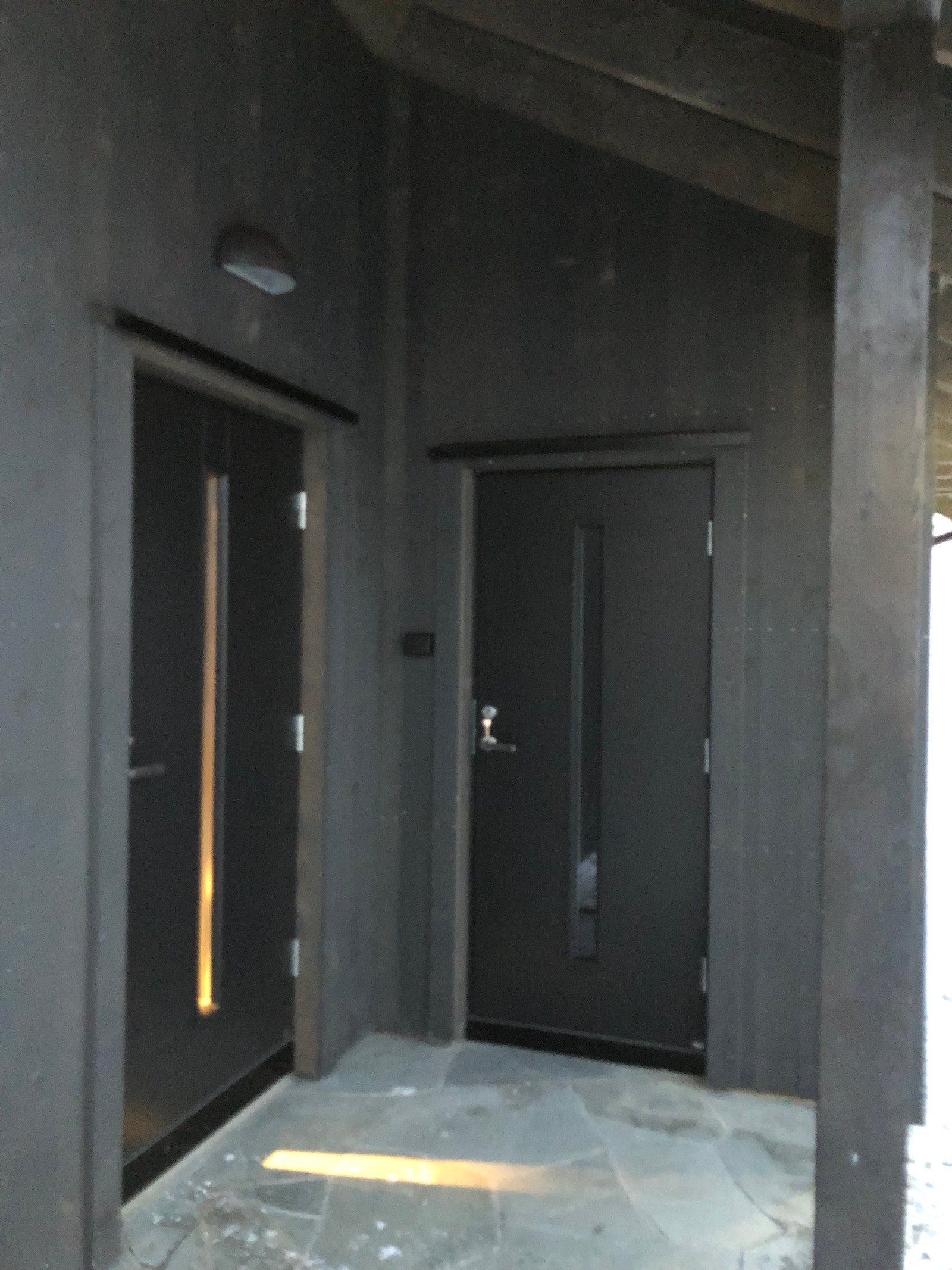 Inngangsdør til venstre, boddør til høyre.
Skiferlagt inngangsparti med varmekabel. Galleribilde