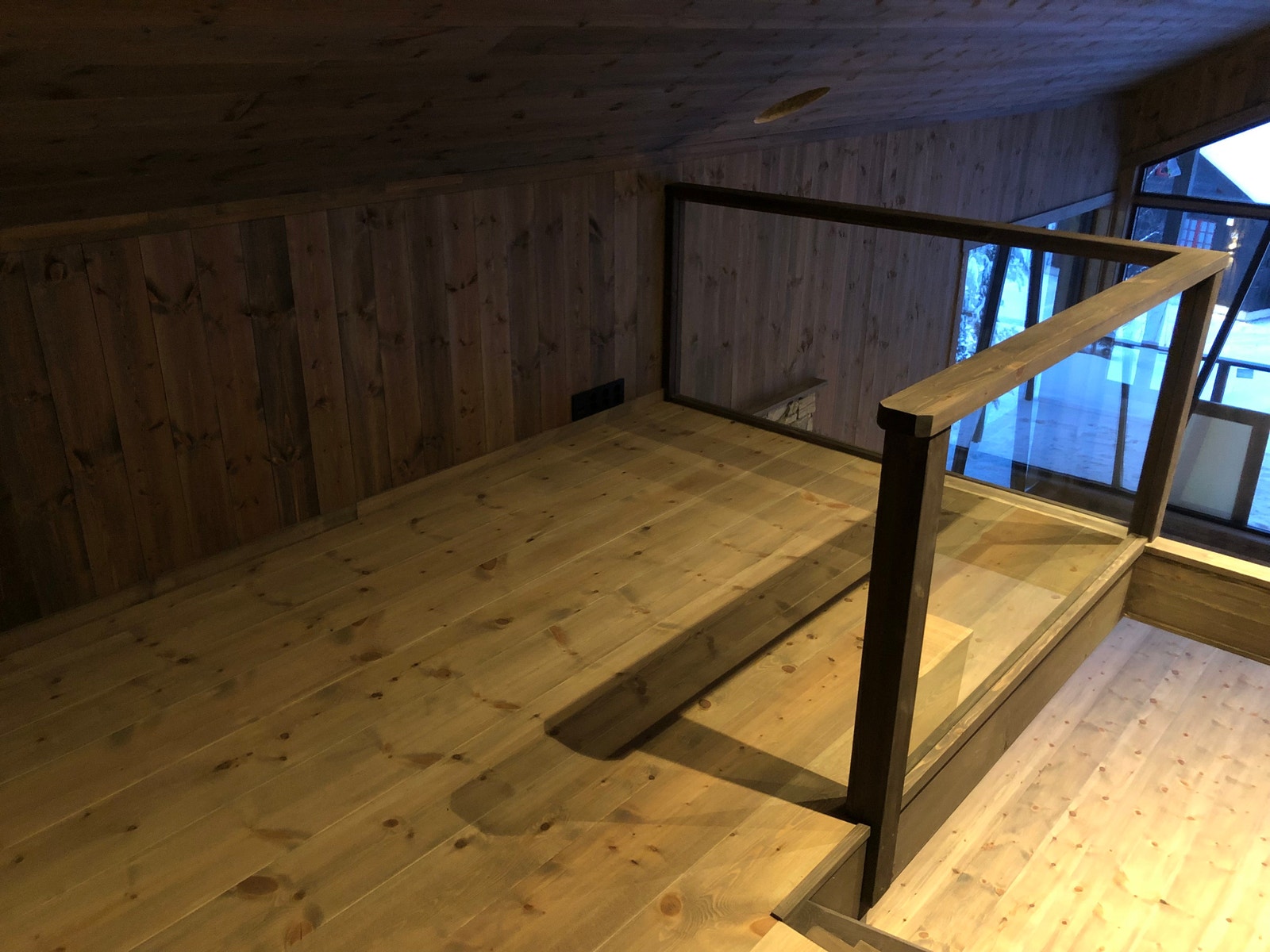 Loftstue med glassrekkverk ut mot stua og trappa. Spillekrok eller hjemmekontor🙂 Galleribilde