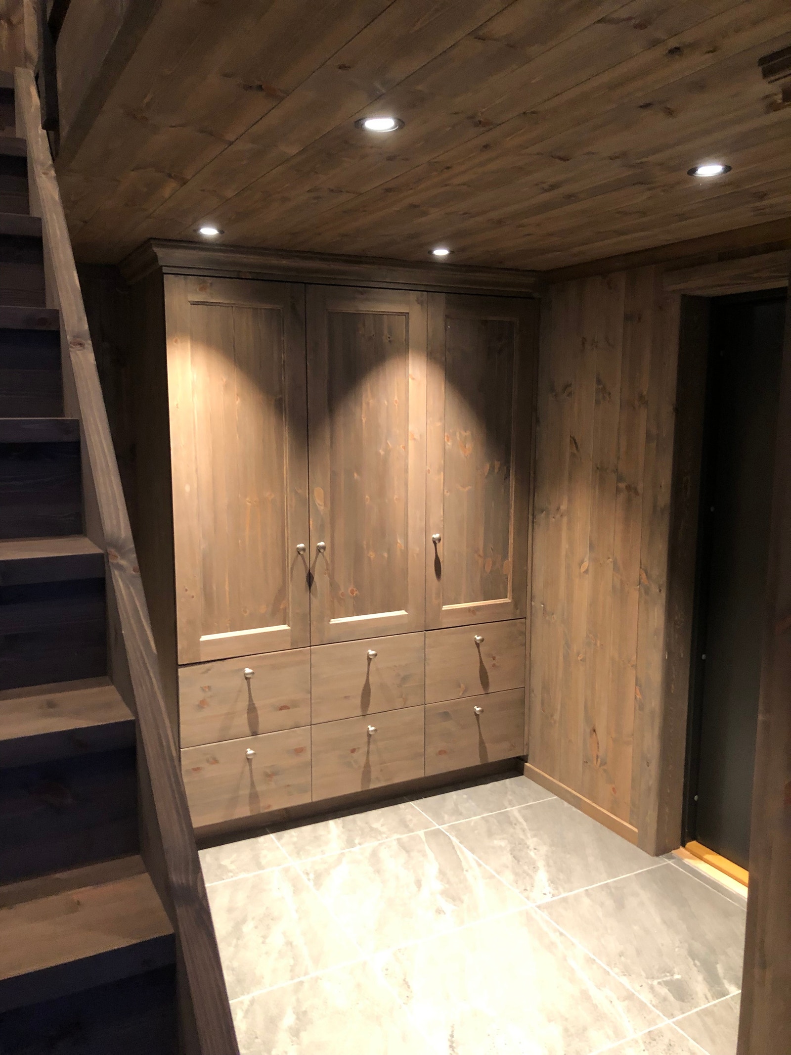 3-dobbel garderobe på veggen i entréen mot hovedsov Galleribilde