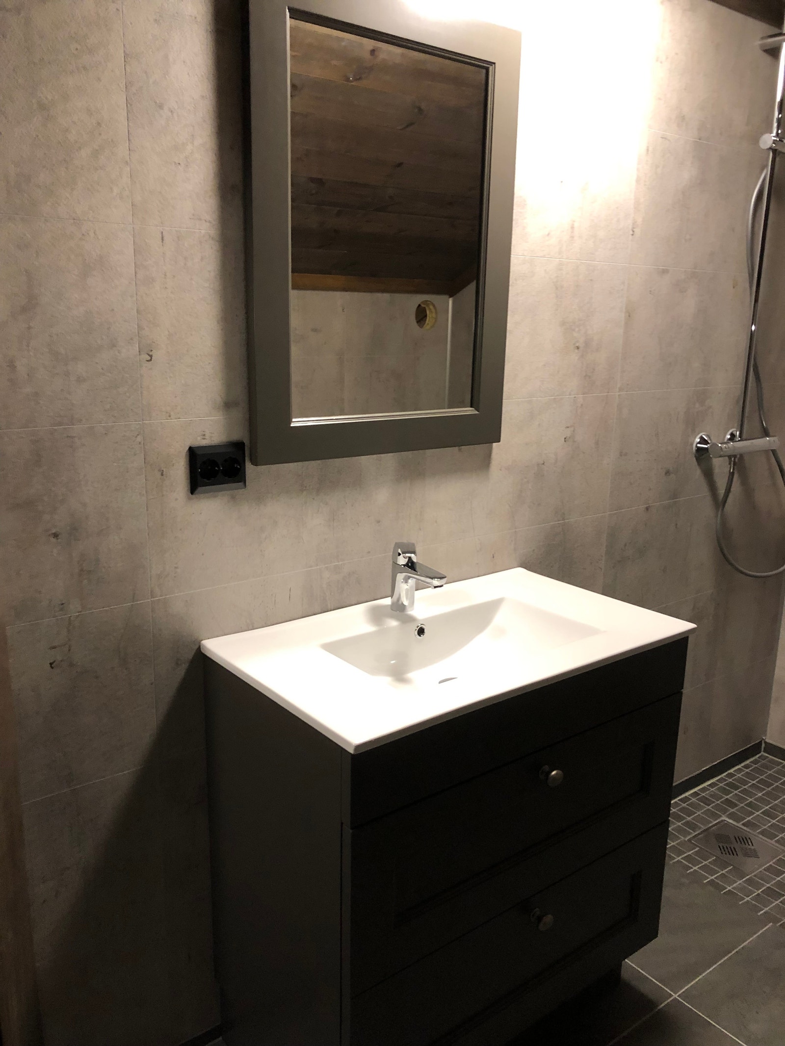 Heldekkende vask. Innredning med 2 skuffer Galleribilde