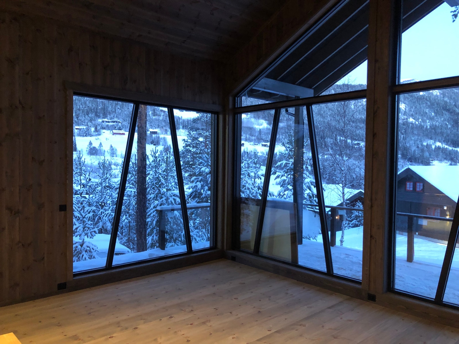 Utsikt fra kjøkken mot nordøst. Hytta har 3 store vinduer med særegne sprosser som demper de store vindusflatene Galleribilde