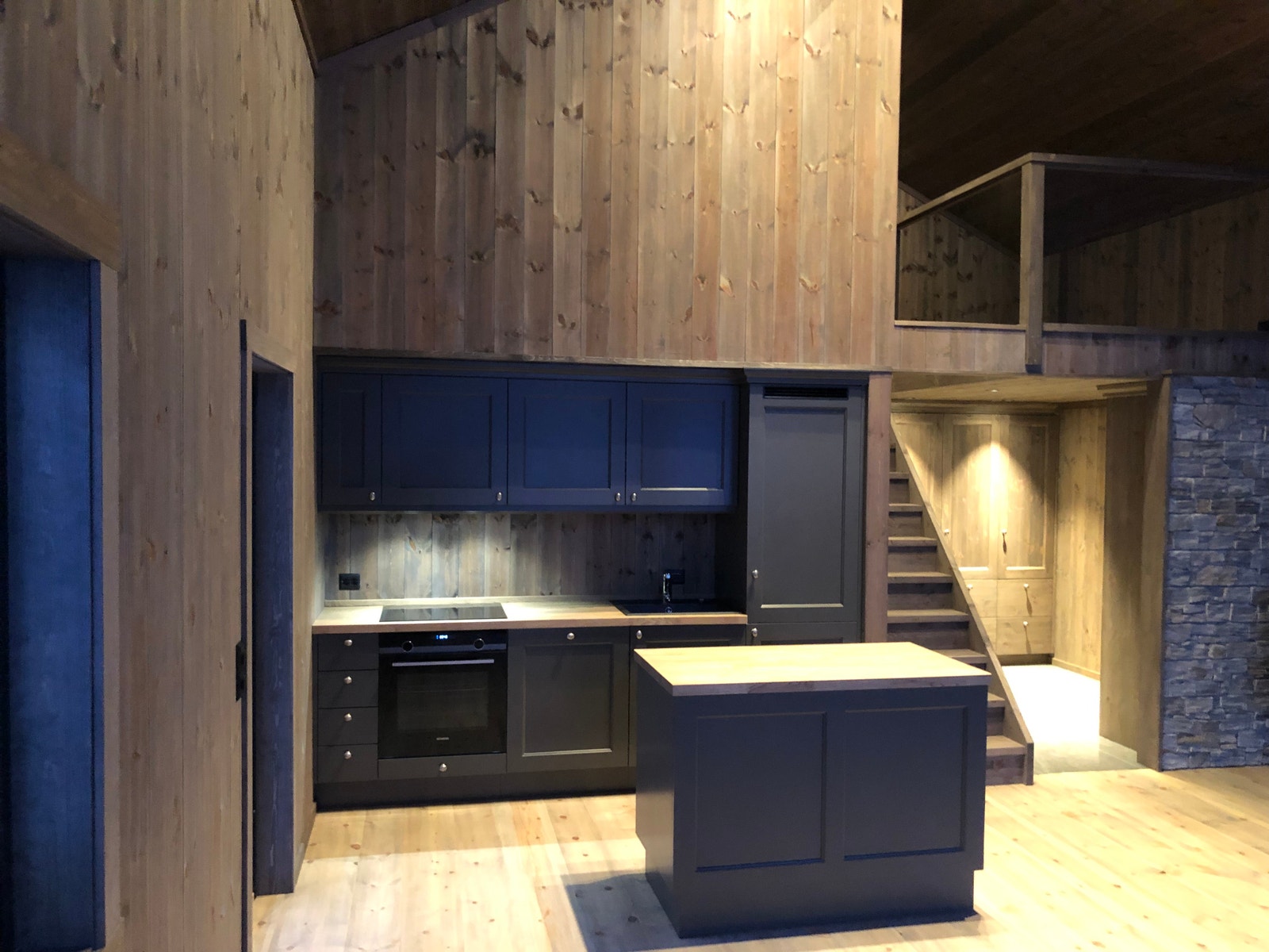 Kjøkken i moderne design med integrerte hvitevarer, og malt i fargen Elegant. Innvendig behandler med Osmo, farge Grafitt. Bosch/Siemens hvitevarer. Galleribilde