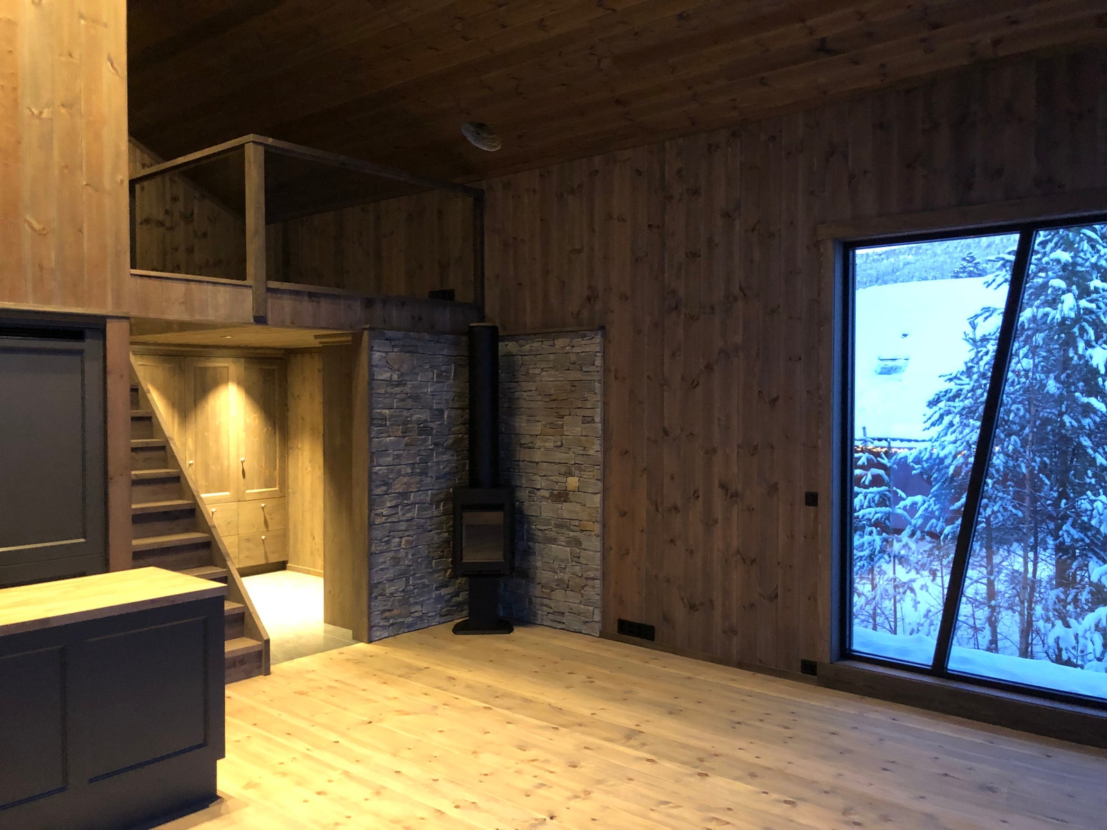 Jøtul peis i hjørnet i stuen, med brannvegg kledd med Valdres-skifer Galleribilde