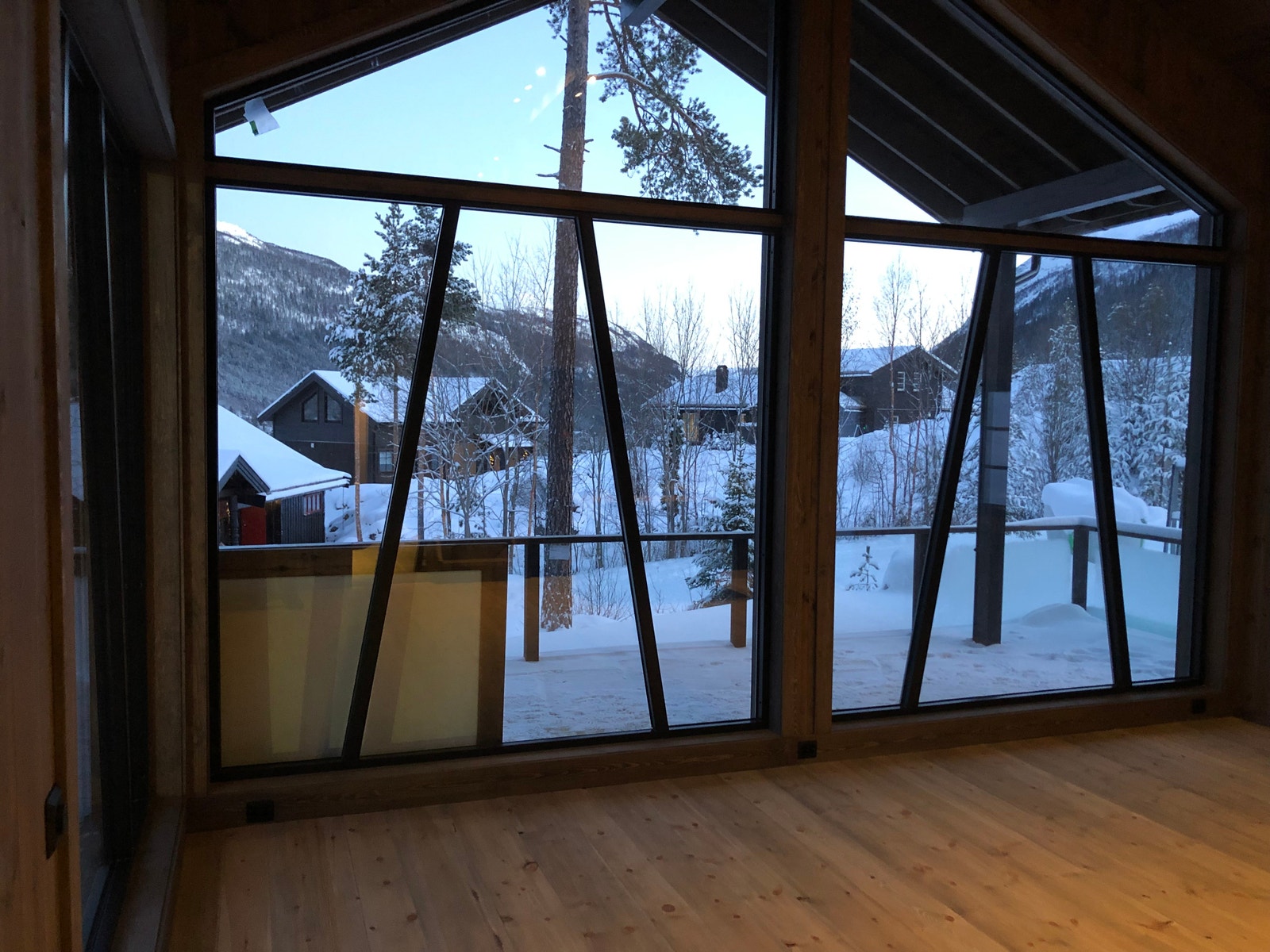 Utsikt fra peis. 30 mm furu Spetagulv, børstet og behandlet med Osmo, grafitt Galleribilde