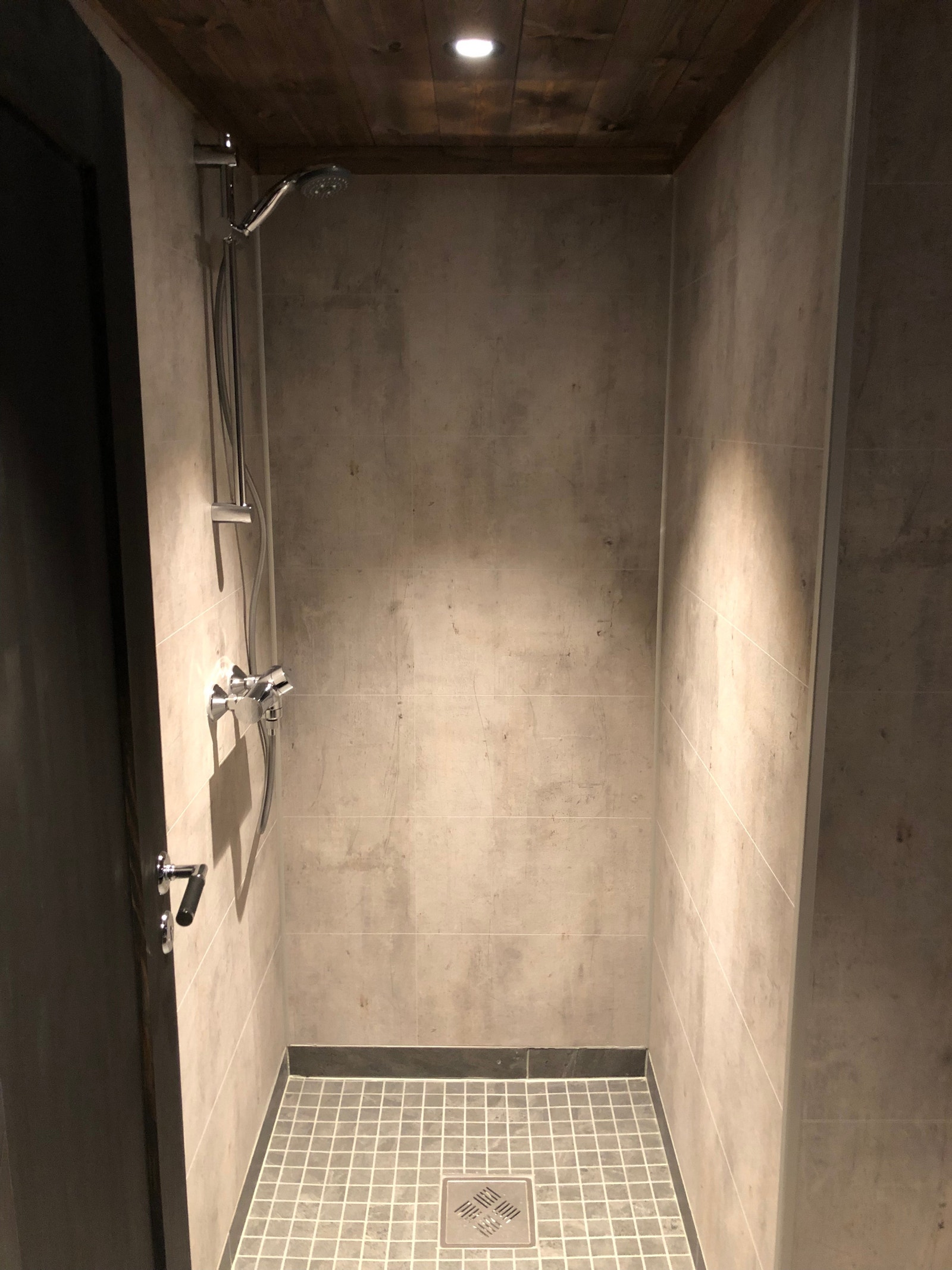 Dusjnisje med glassdør. (Montert etter at bildet ble tatt) Galleribilde