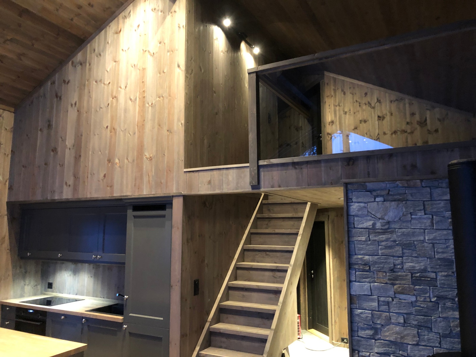 Trapp og glassrekkverk på hemsestue Galleribilde