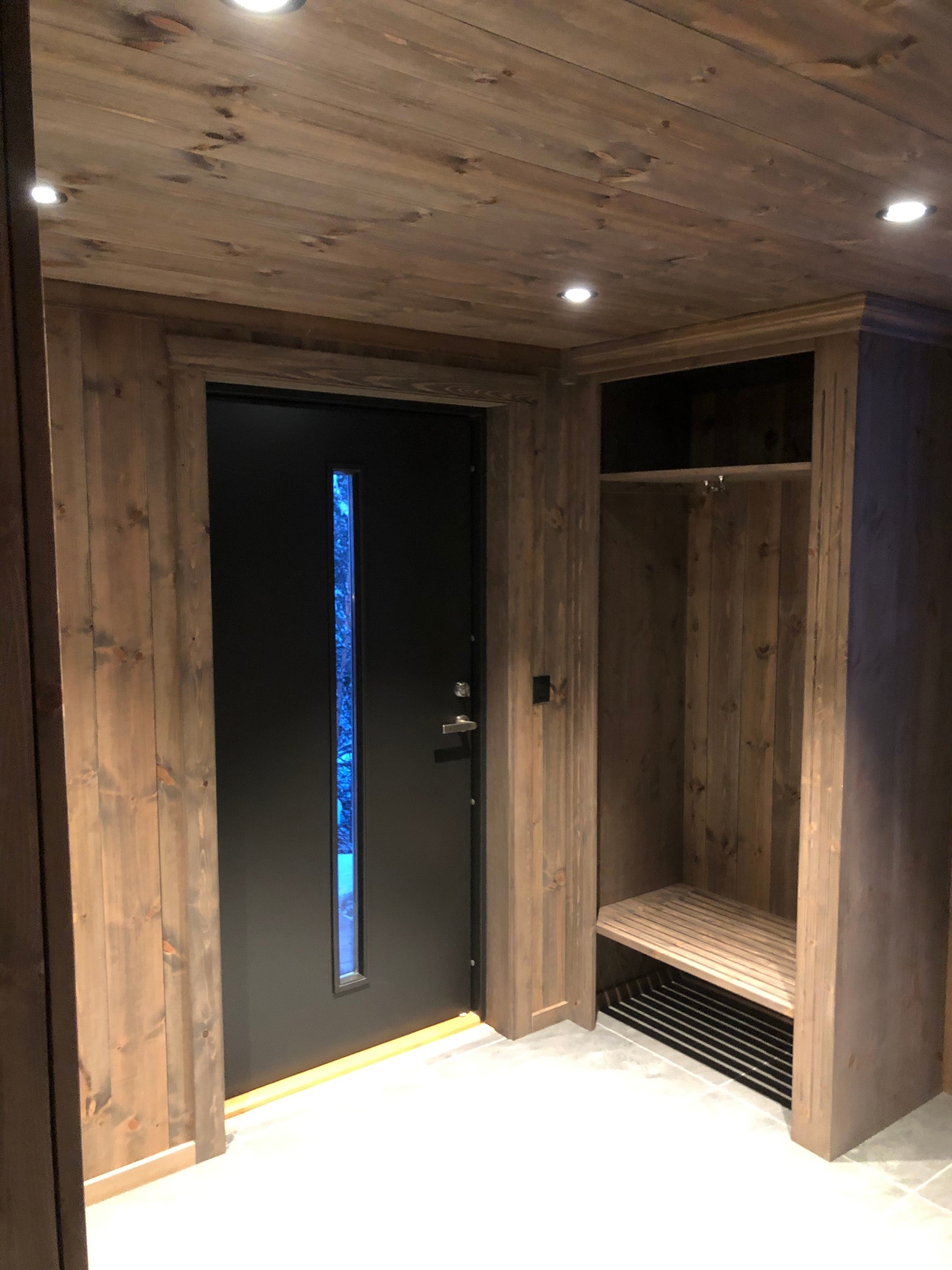 Åpen gjestegarderobe med skohylle Galleribilde