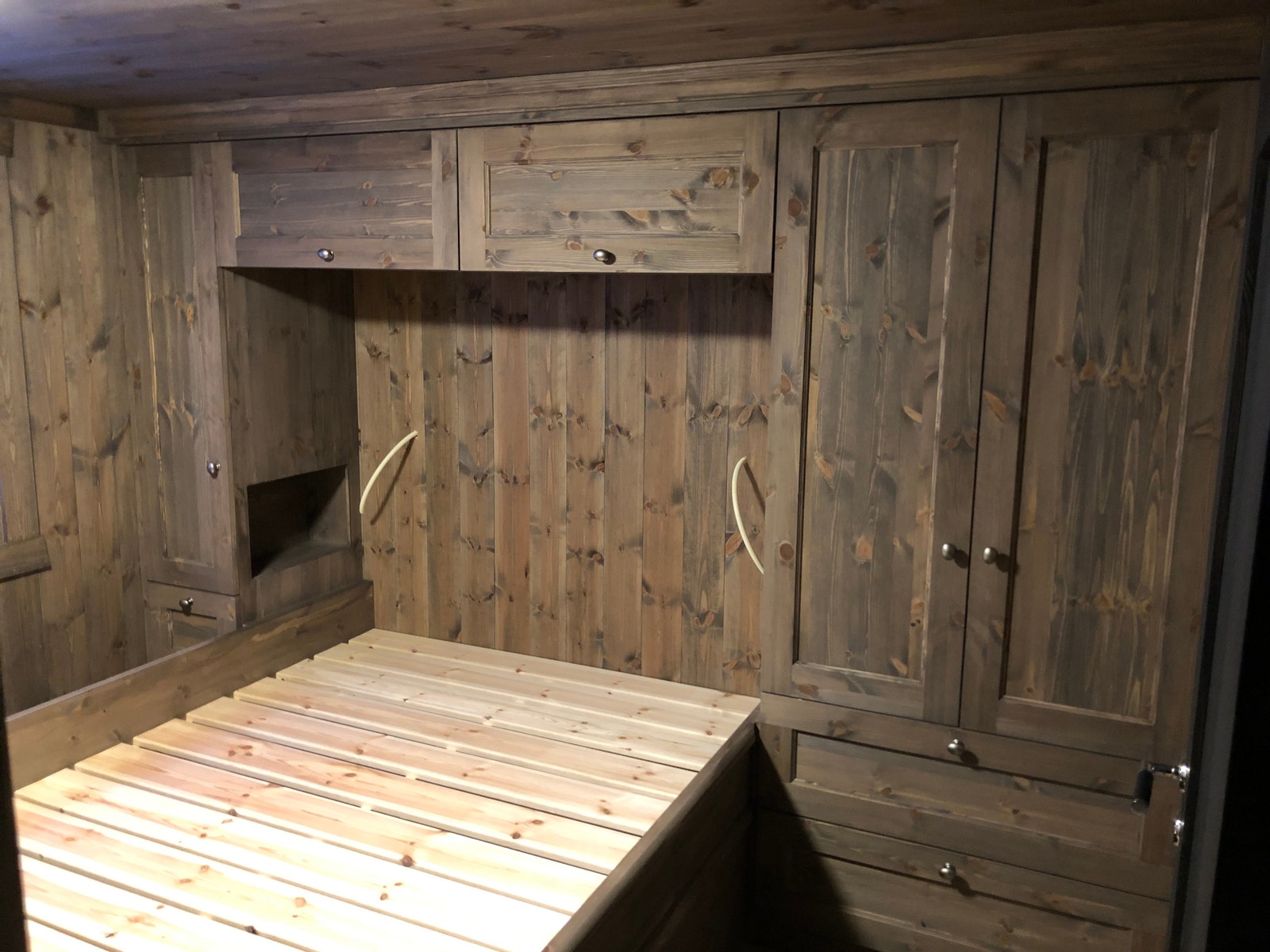 Hovedsovrom med mye garderobeplass i skap og skuffer.
Tilrettelagt for sengelampene. Beiset i Tyrilin Varde Galleribilde