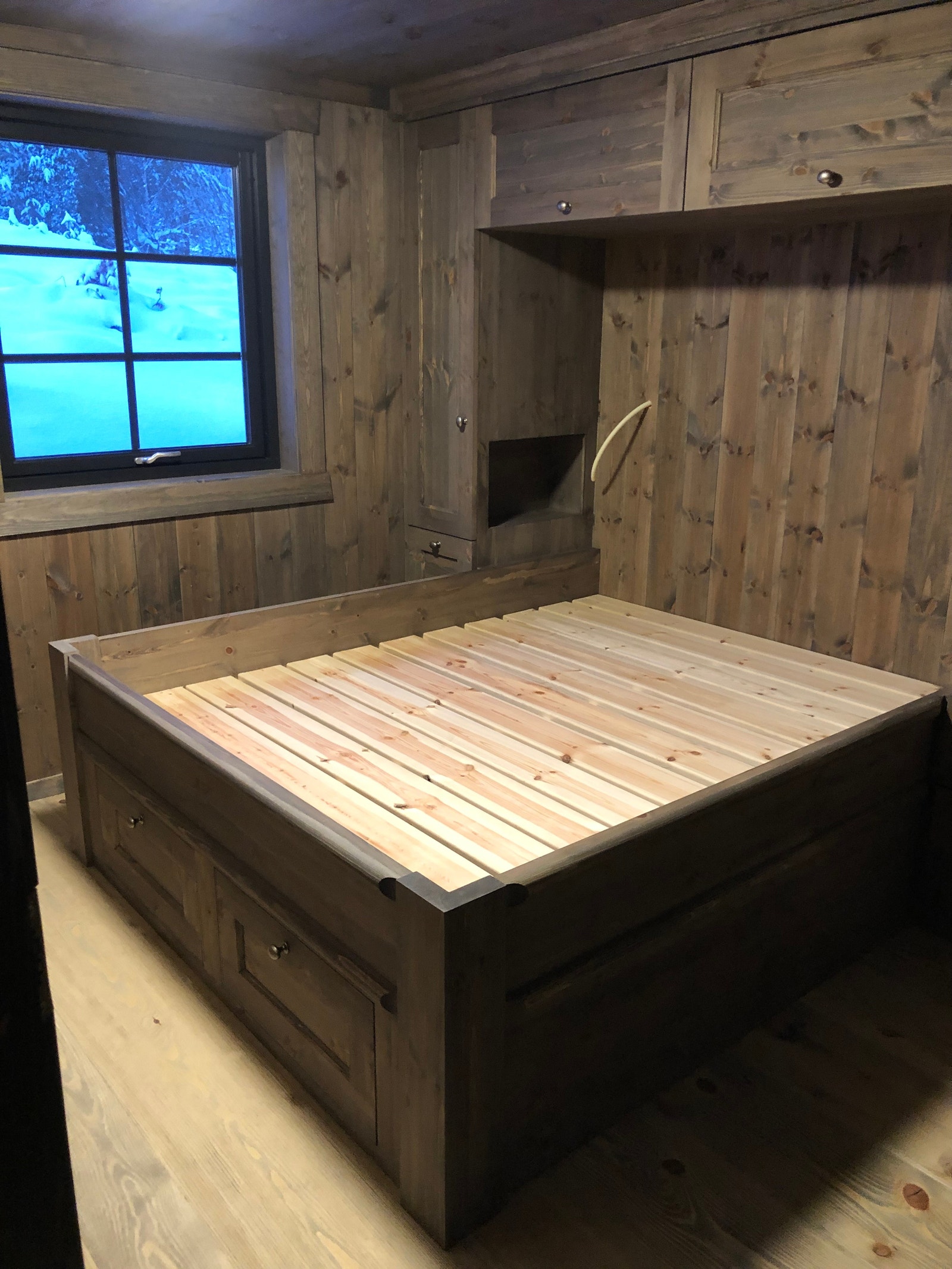 2 skuffer i fotenden. Galleribilde