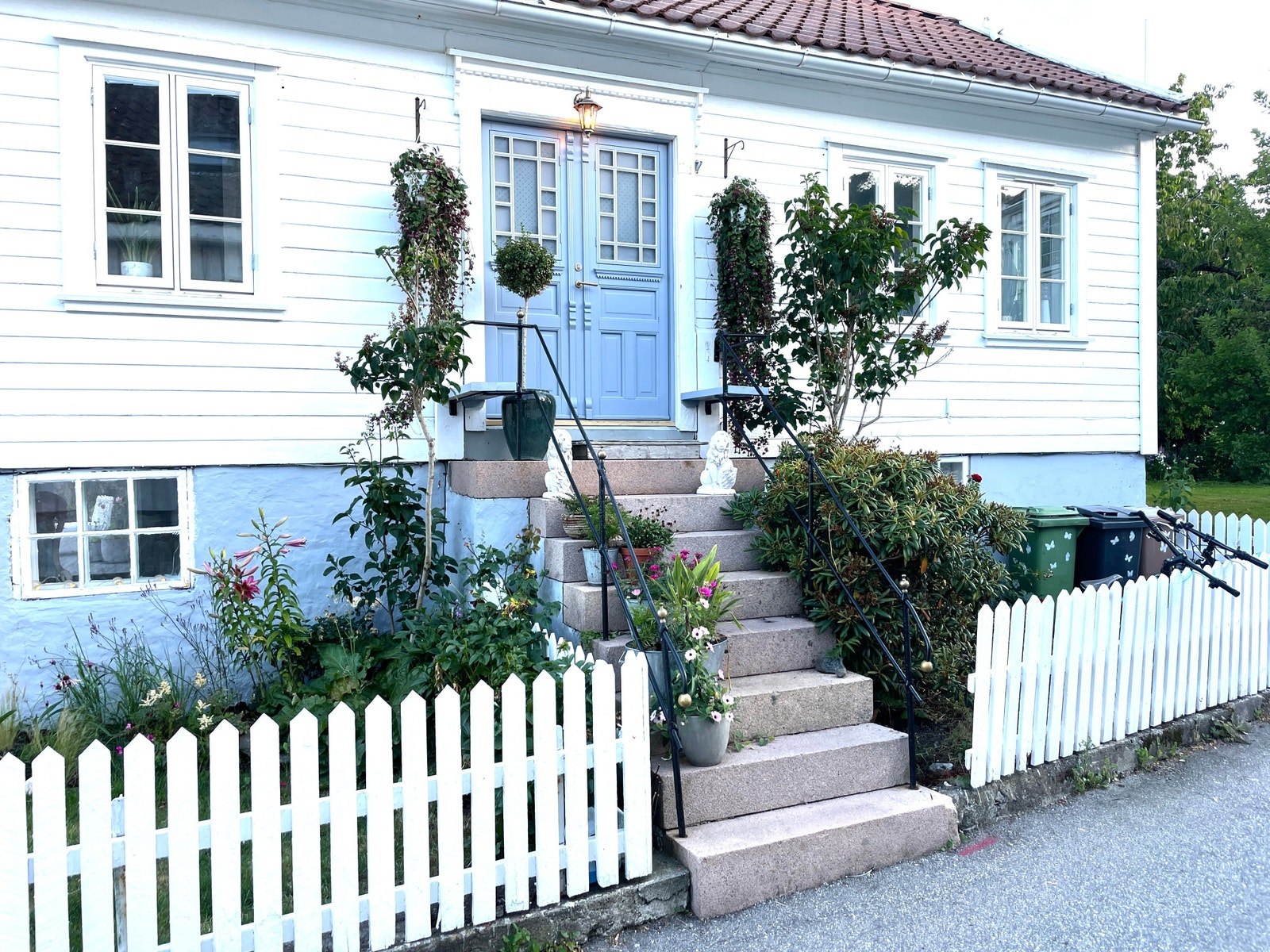 Inngangspartiet er det perfekte stedet for å nyte både morgensol og morgenkaffe. Galleribilde