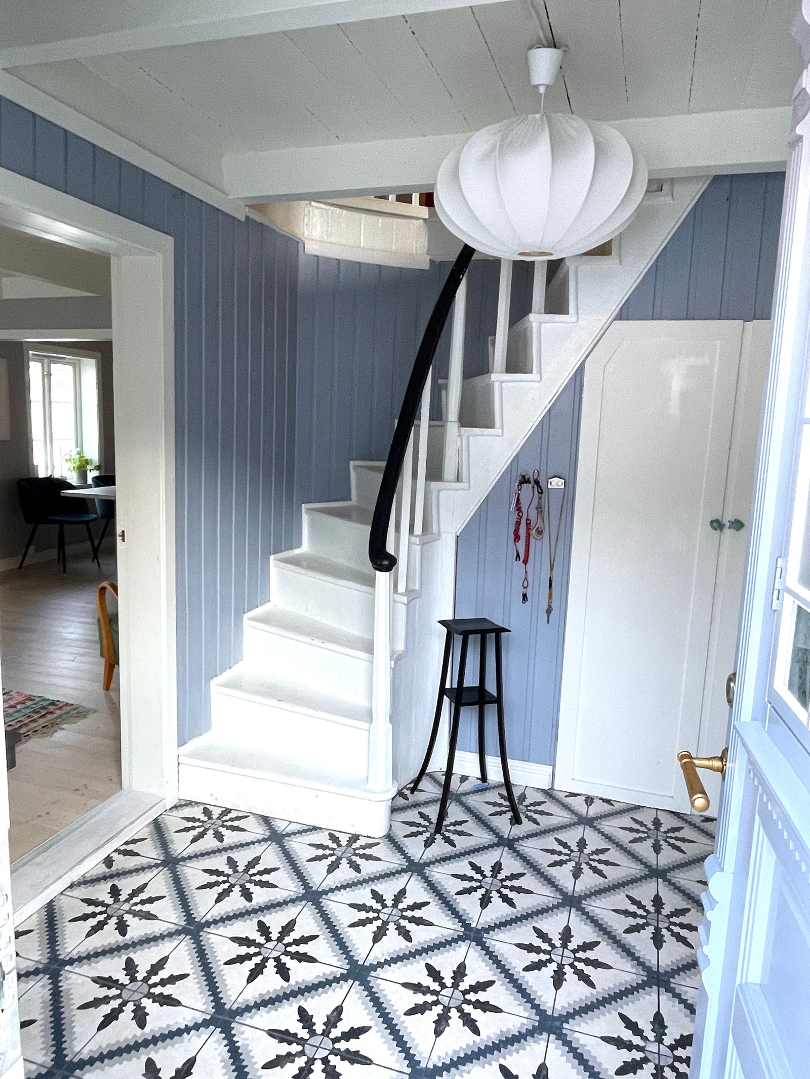 Hele huset er nyrenovert for tre år siden og er lyst og luftig. Galleribilde