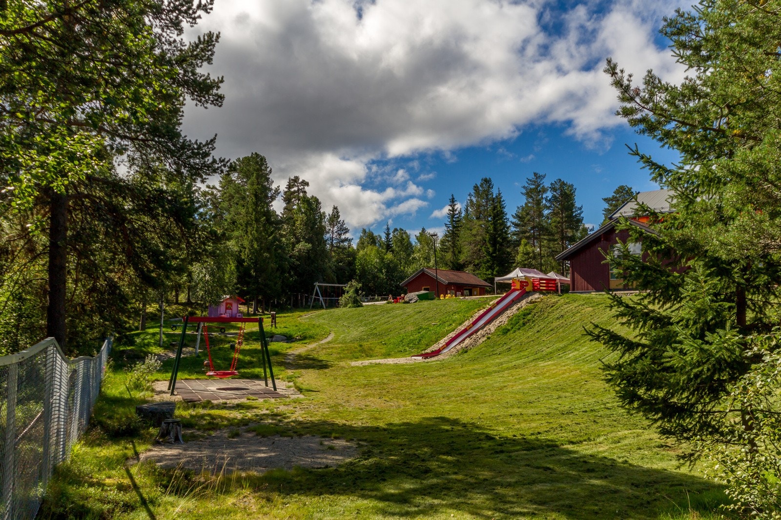 Barnehagen har store uteområder for lek og utfoldelse. Ved skolen er det fotballbane, ballbinge, lekeapparater, skiskytter-arena, rulleski-bane m.m. Galleribilde
