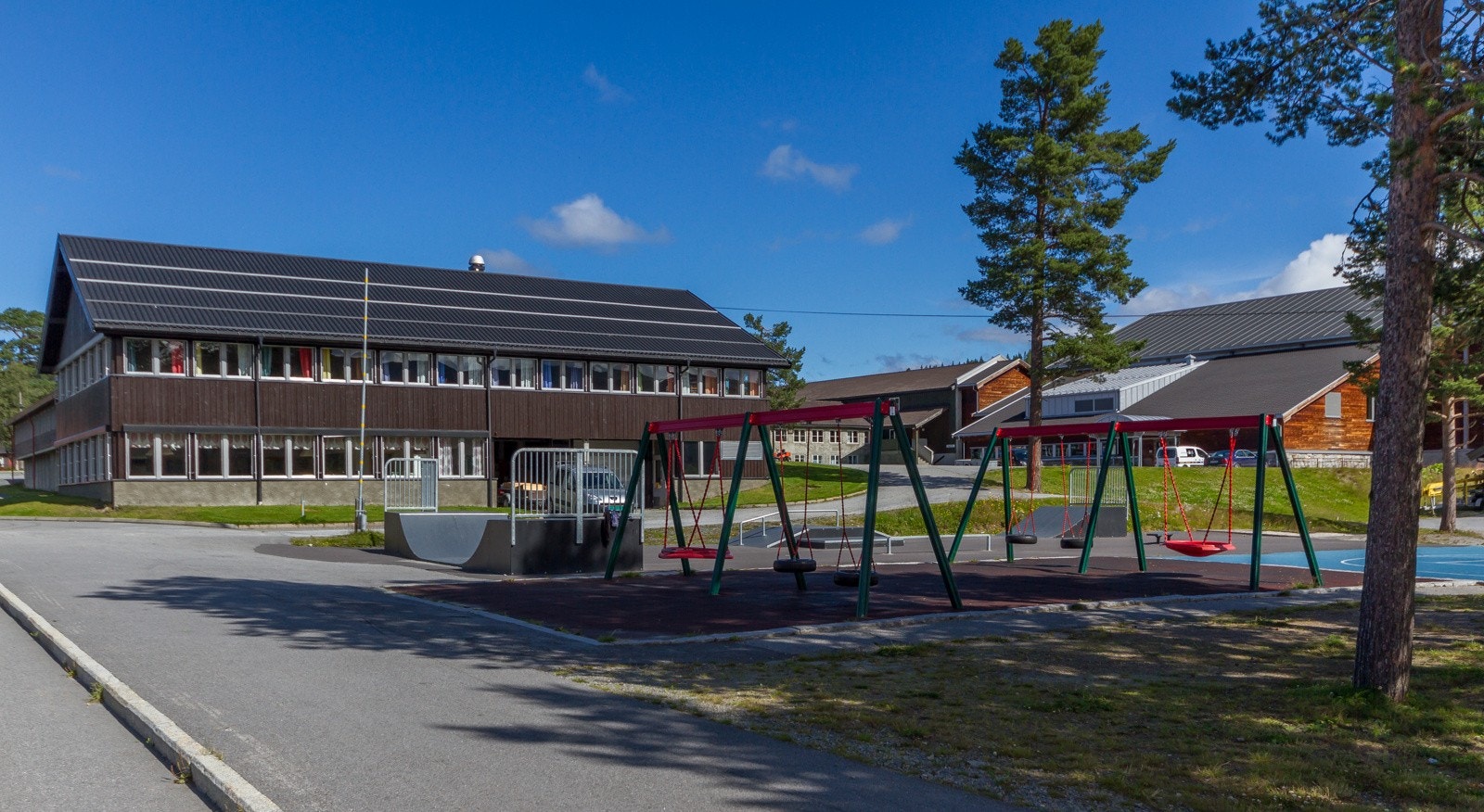Fra eiendommen er det gang- og sykkelvei til skole (1-10.klasse) og barnehage. Galleribilde