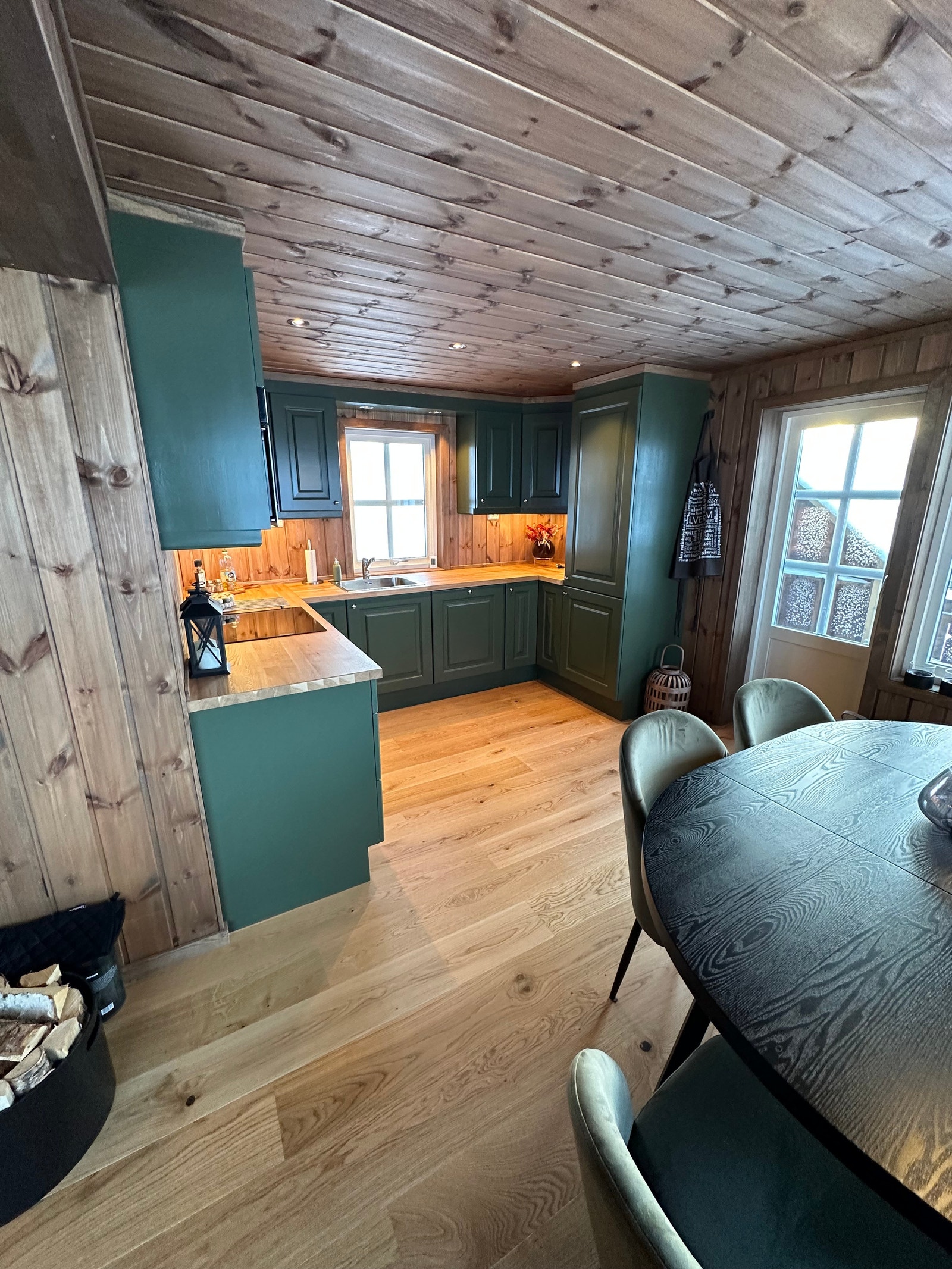 Vask og blandebatteri samt waterguard monteres på kjøkken. Galleribilde