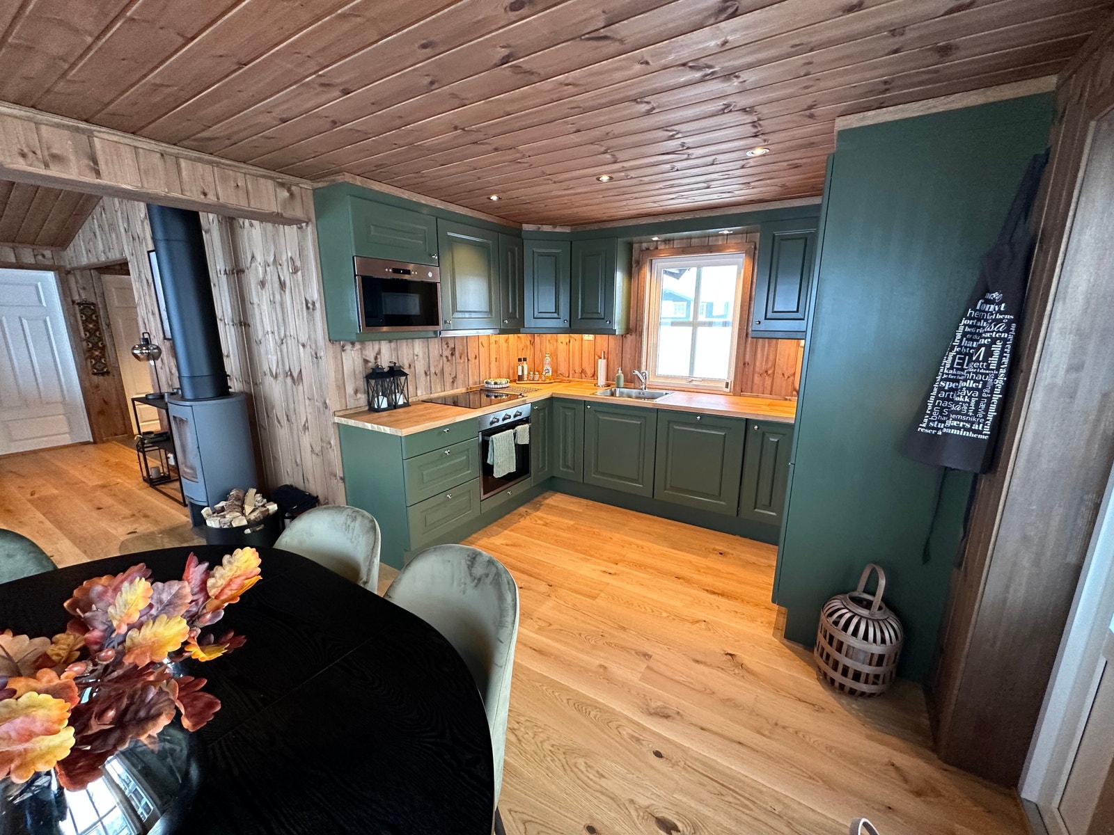 Kjøkken i heltre malt med integrert hvitevarer er inkl. Galleribilde