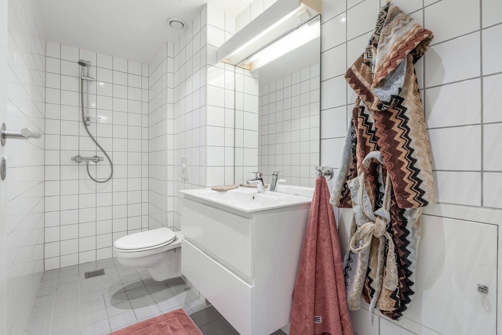 Baderom med opplegg for vaskemaskin Galleribilde