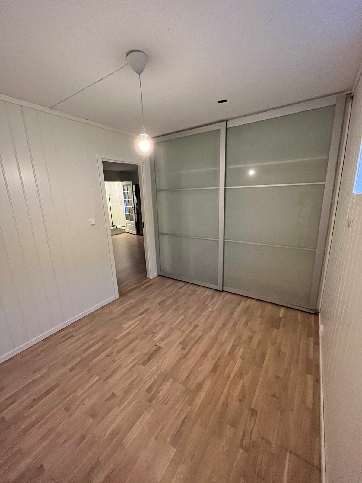 Soverom med garderobeskap Galleribilde